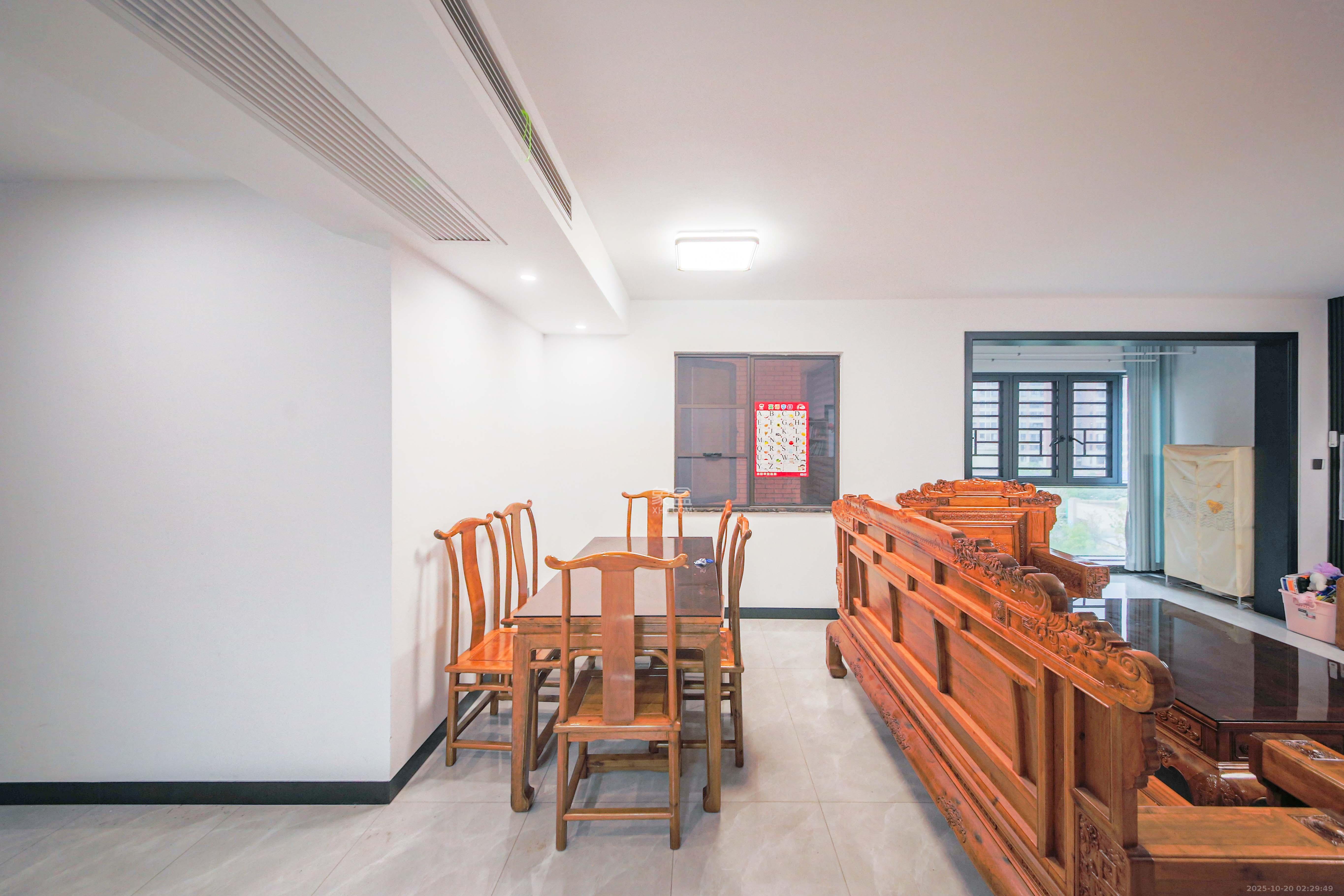 香缇雅苑(鑫远翡丽郡二期) 4室2厅2卫 220.0万 香缇雅苑(鑫远翡丽郡二期) 4室2厅2卫 220.0万客厅