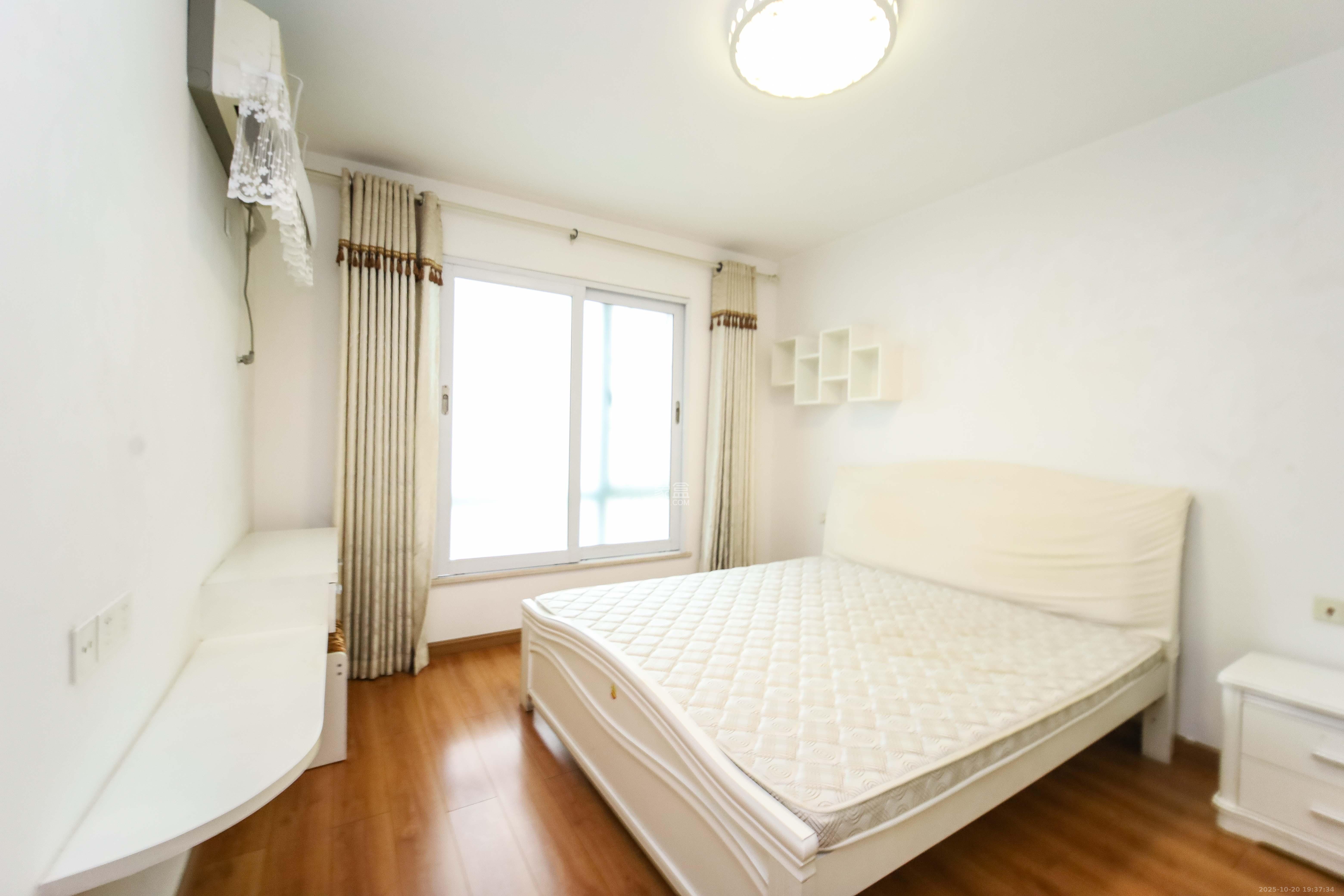 江河双水湾  3室2厅2卫    85.0万卧室