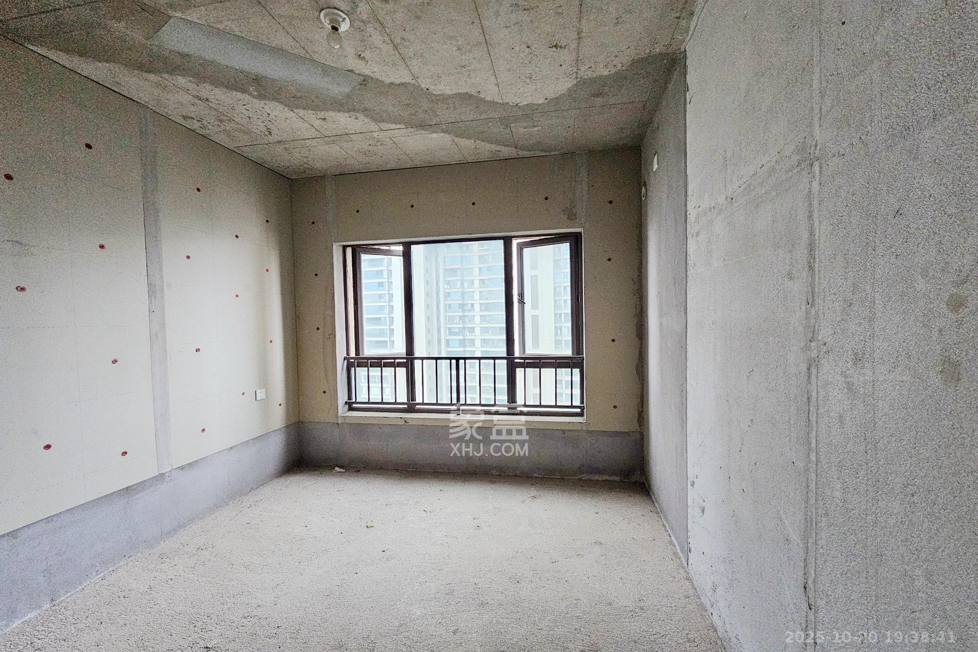 阳光城尚东湾愉景苑  5室2厅3卫    165.0万卧室