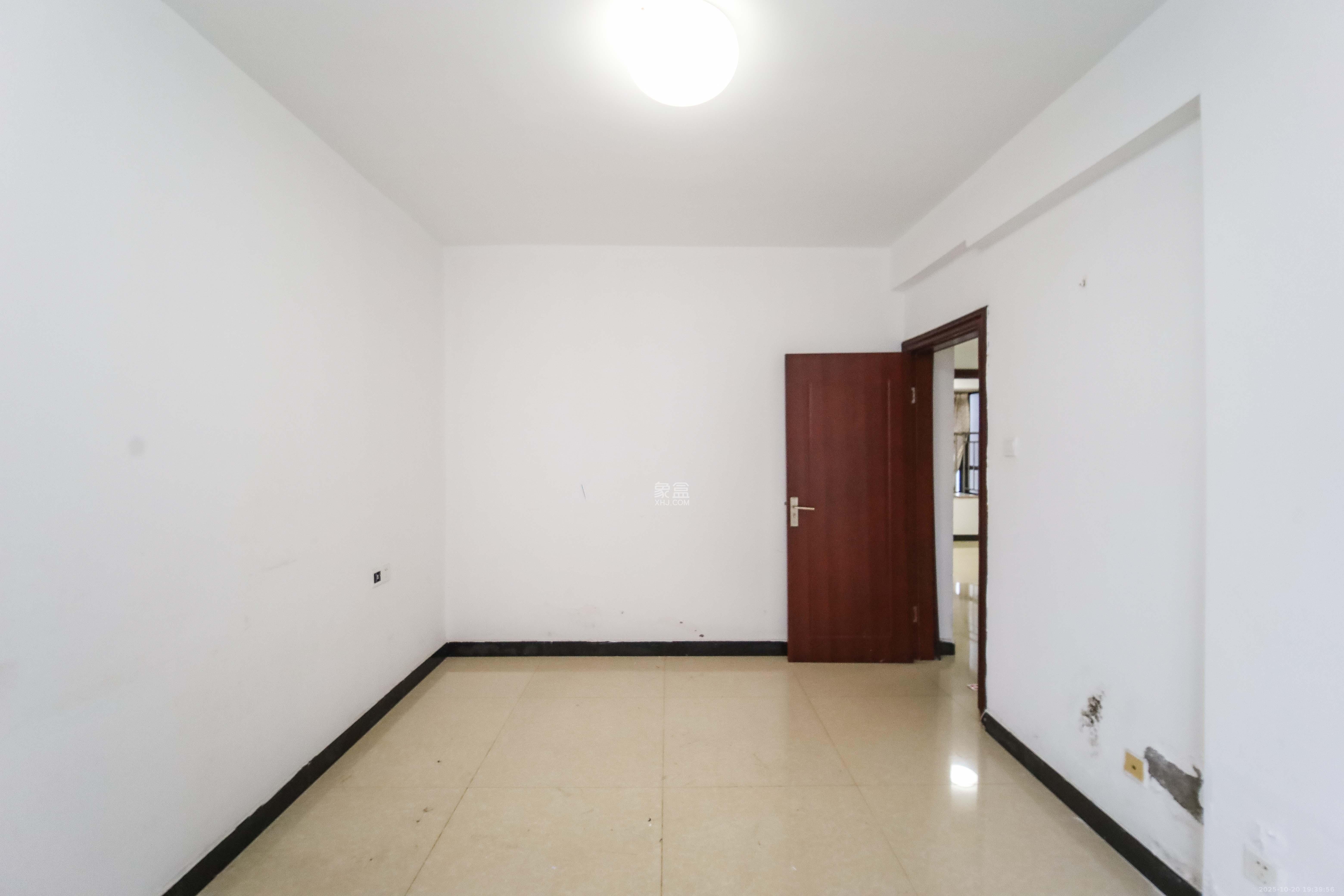 华城广场  2室2厅1卫    72.0万卧室