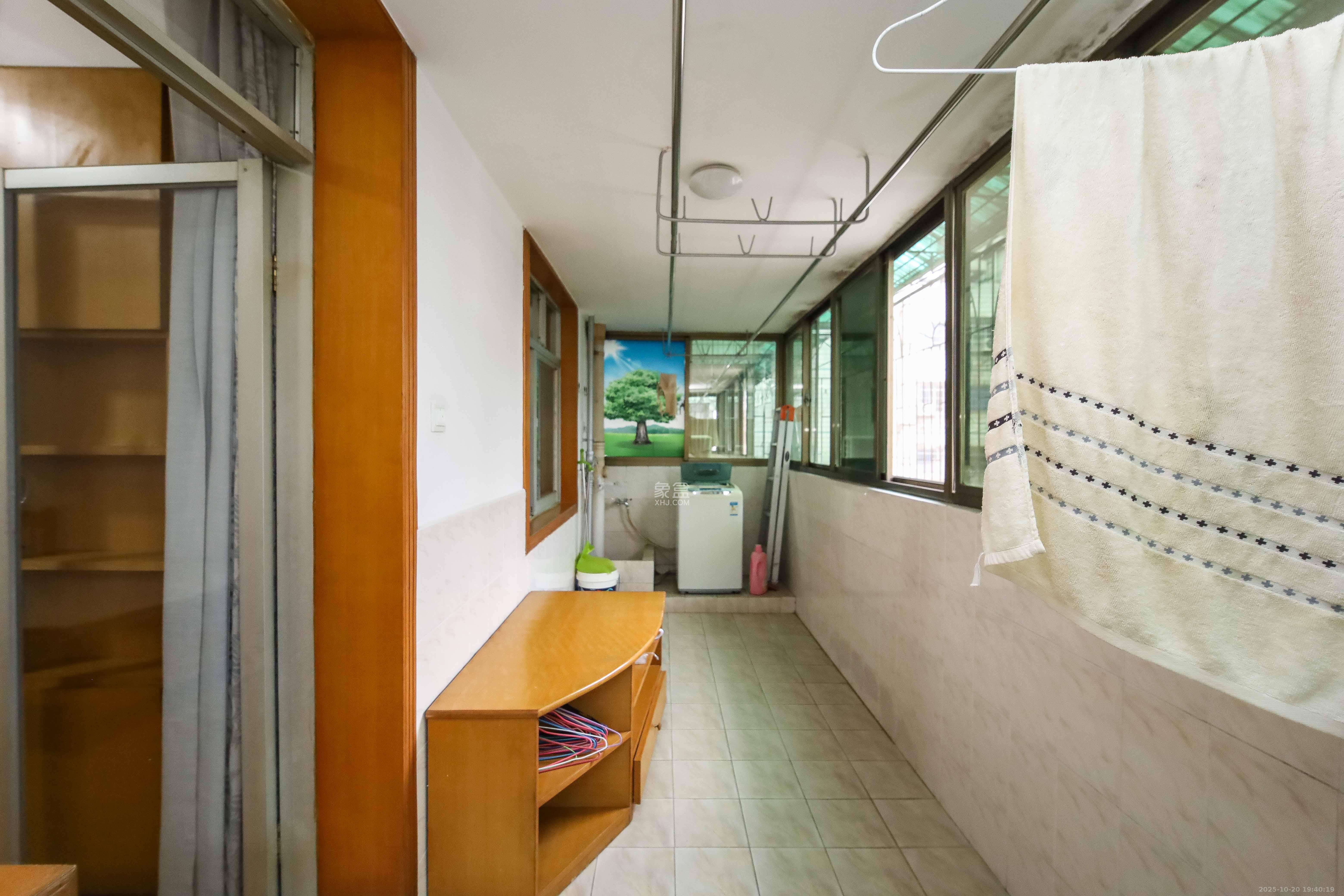 保利苑  3室2厅2卫    56.0万阳台