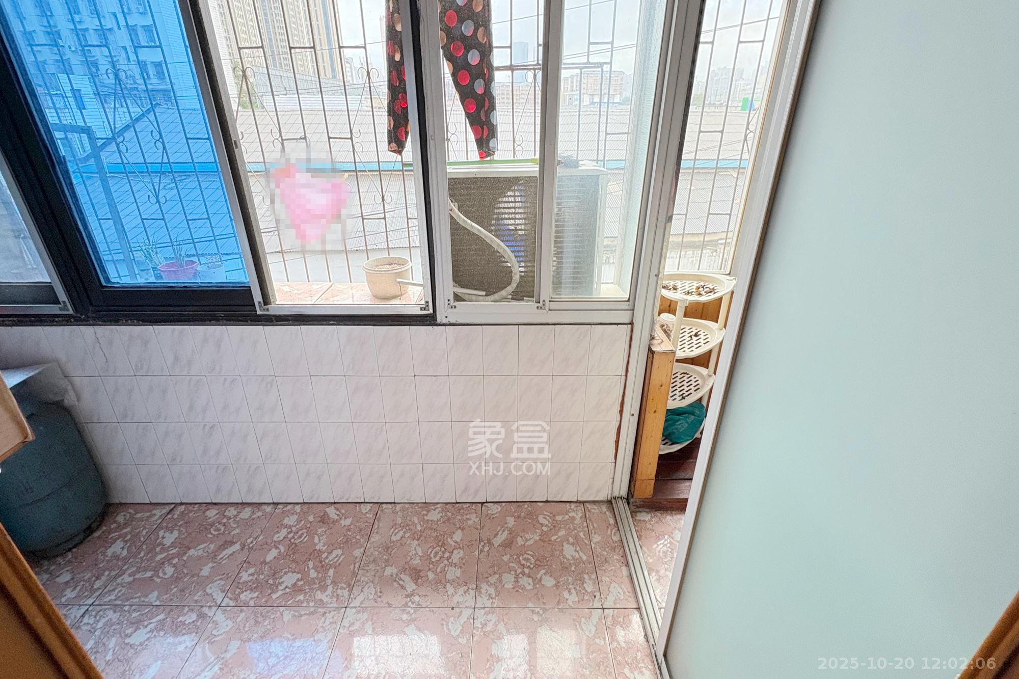 杨家山汽修厂宿舍  2室1厅1卫    38.0万 杨家山汽修厂宿舍  2室1厅1卫    38.0万阳台