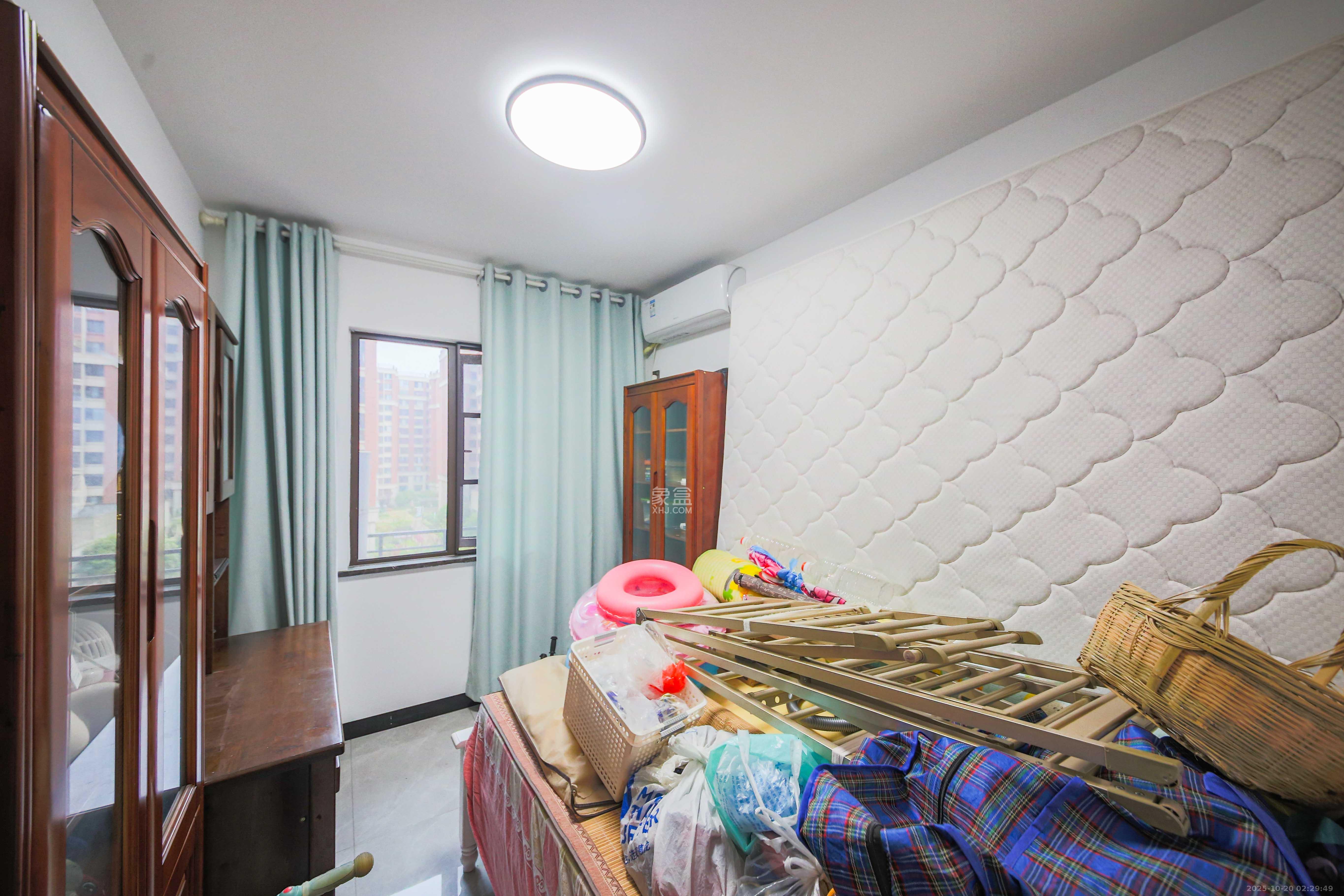 香缇雅苑（鑫远翡丽郡二期）  4室2厅2卫    220.0万卧室