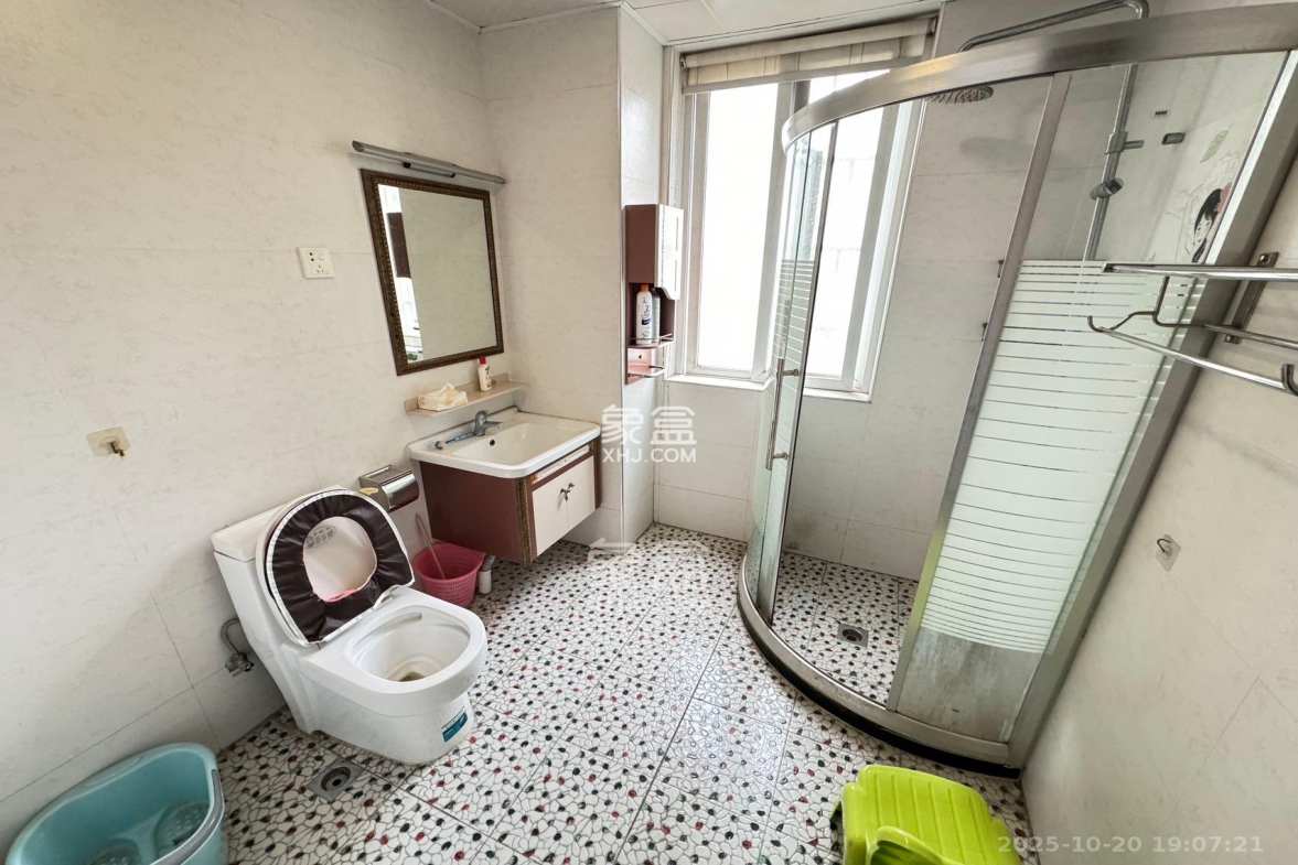 圣力华苑 3室2厅1卫 1750.0元/月 圣力华苑 3室2厅1卫 1750.0元/月室内图