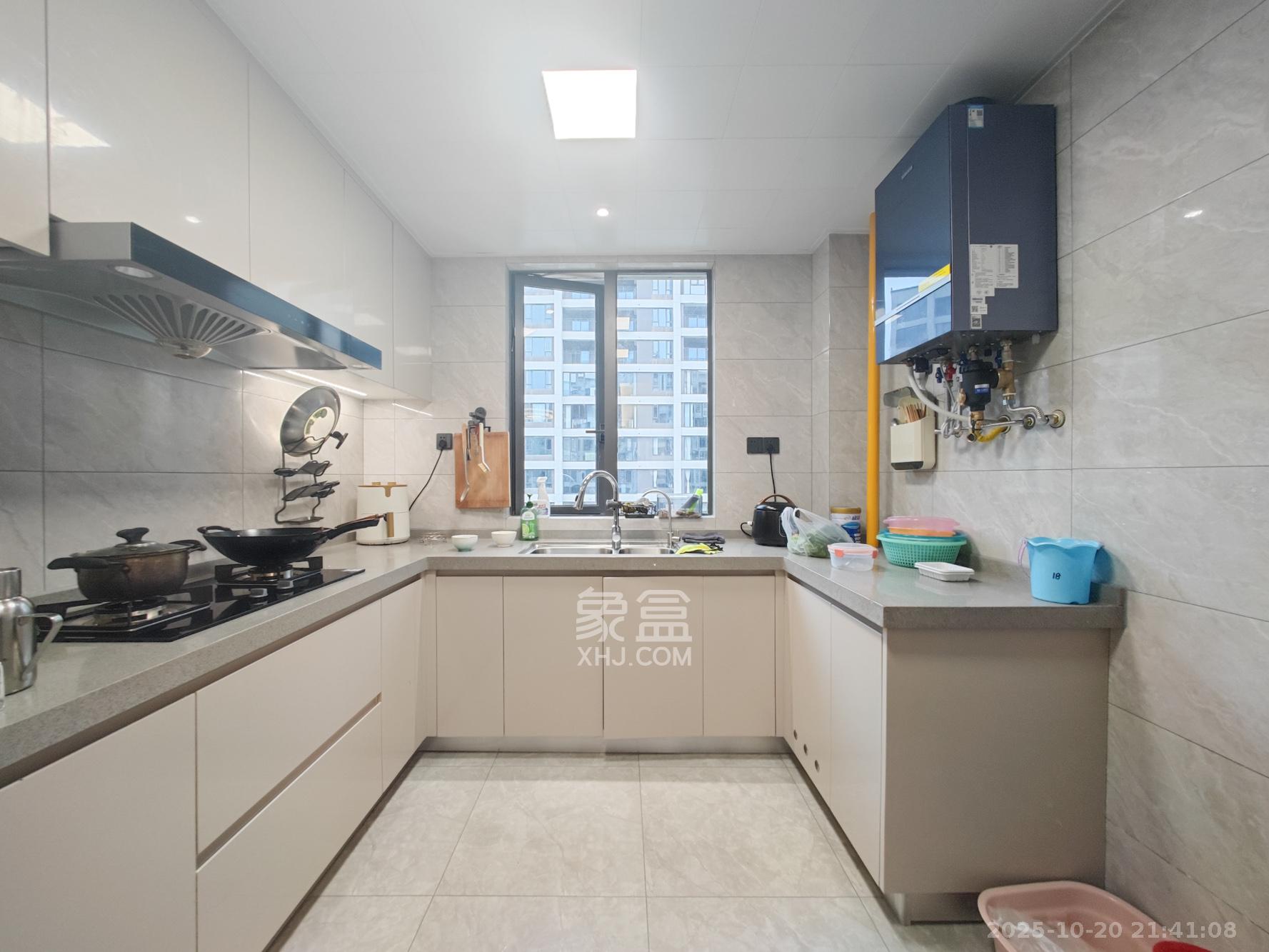 金地都会风華  4室2厅2卫    300.0万 金地都会风華  4室2厅2卫    300.0万厨房