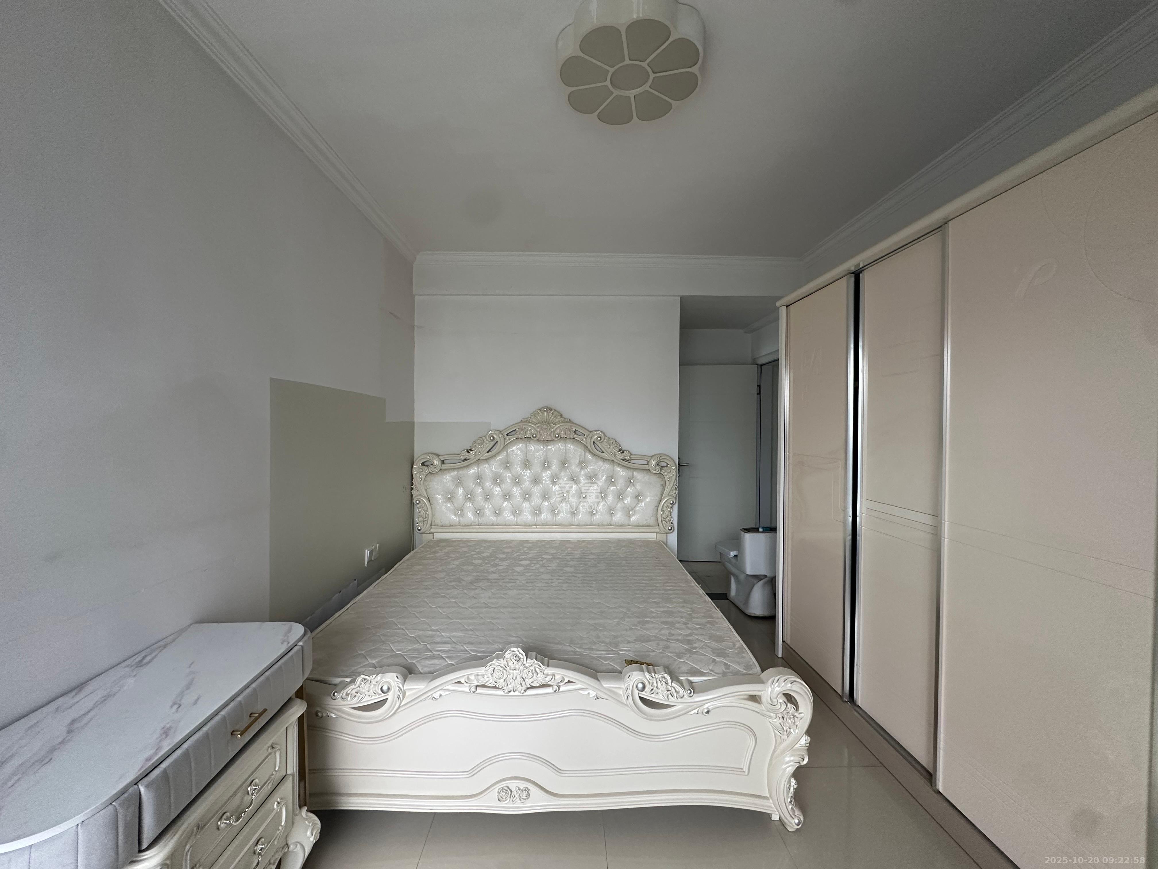 高信向日葵  3室2厅2卫    2800.0元/月室内图