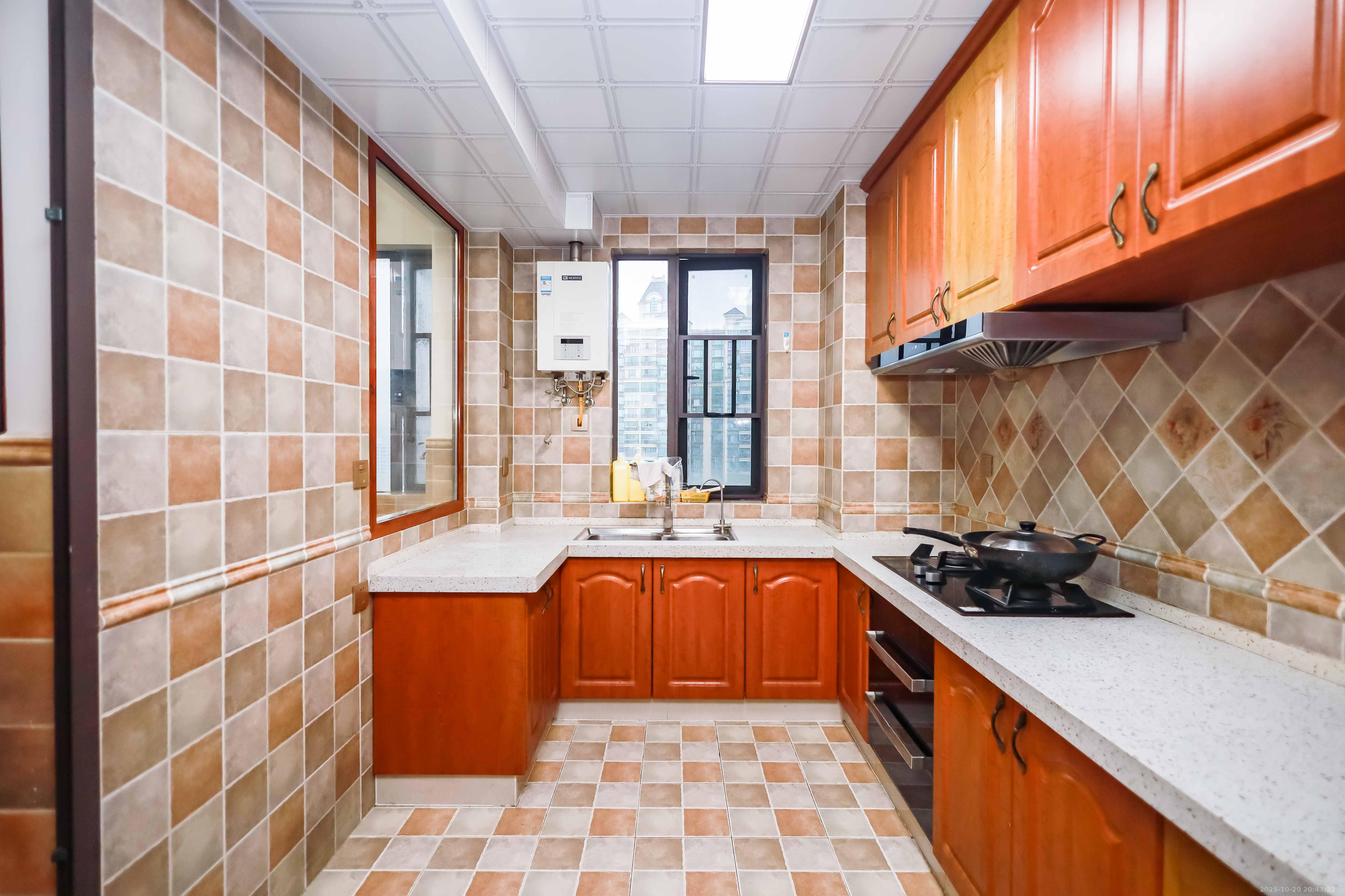 卓越蔚蓝海岸三期  3室2厅2卫    118.0万厨房