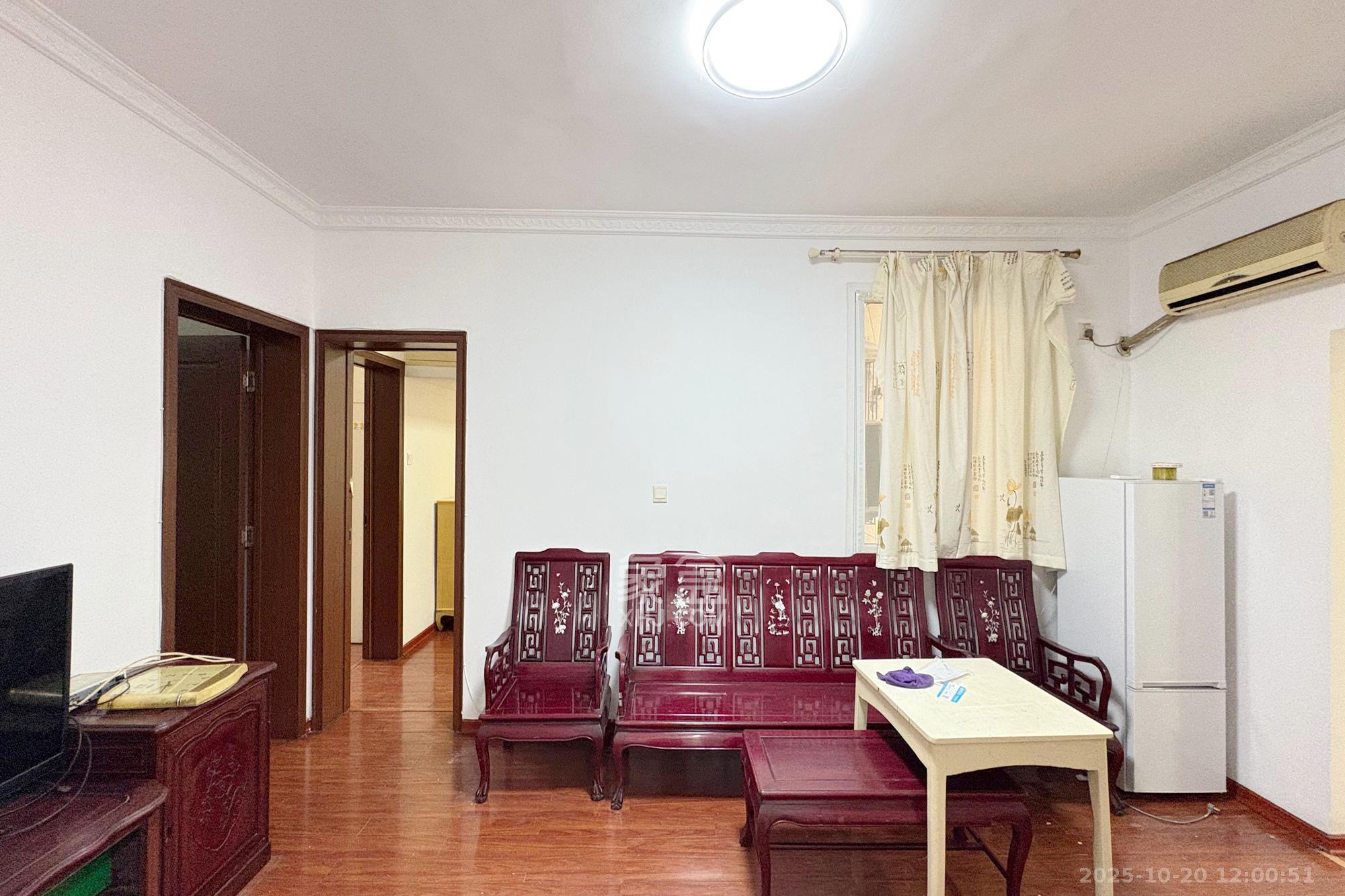 劳动服务宿舍  3室1厅1卫    65.0万客厅