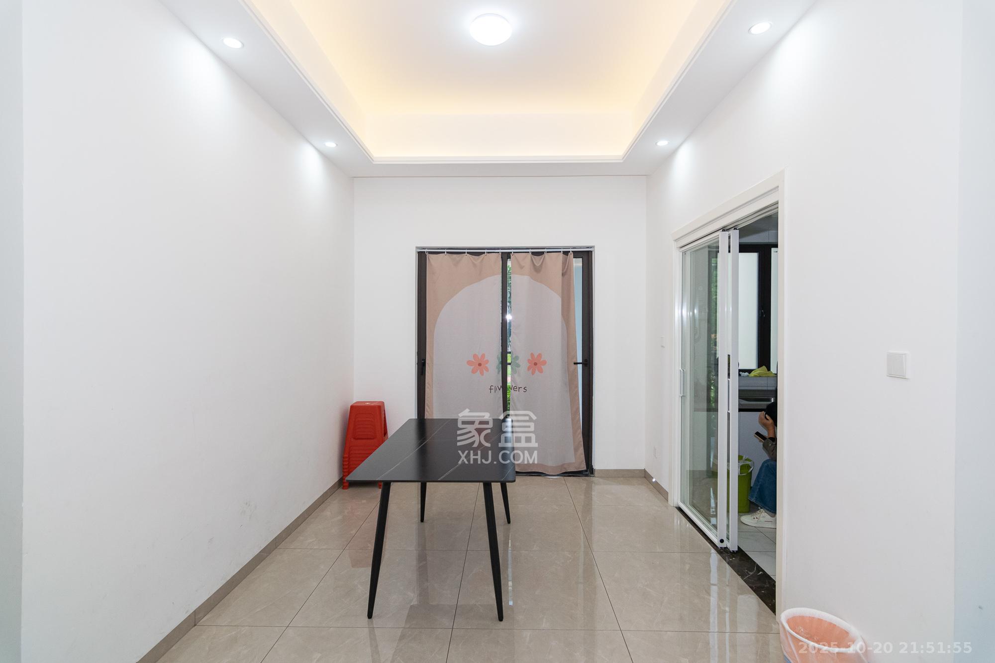 春晖花园  5室2厅2卫    100.0万客厅