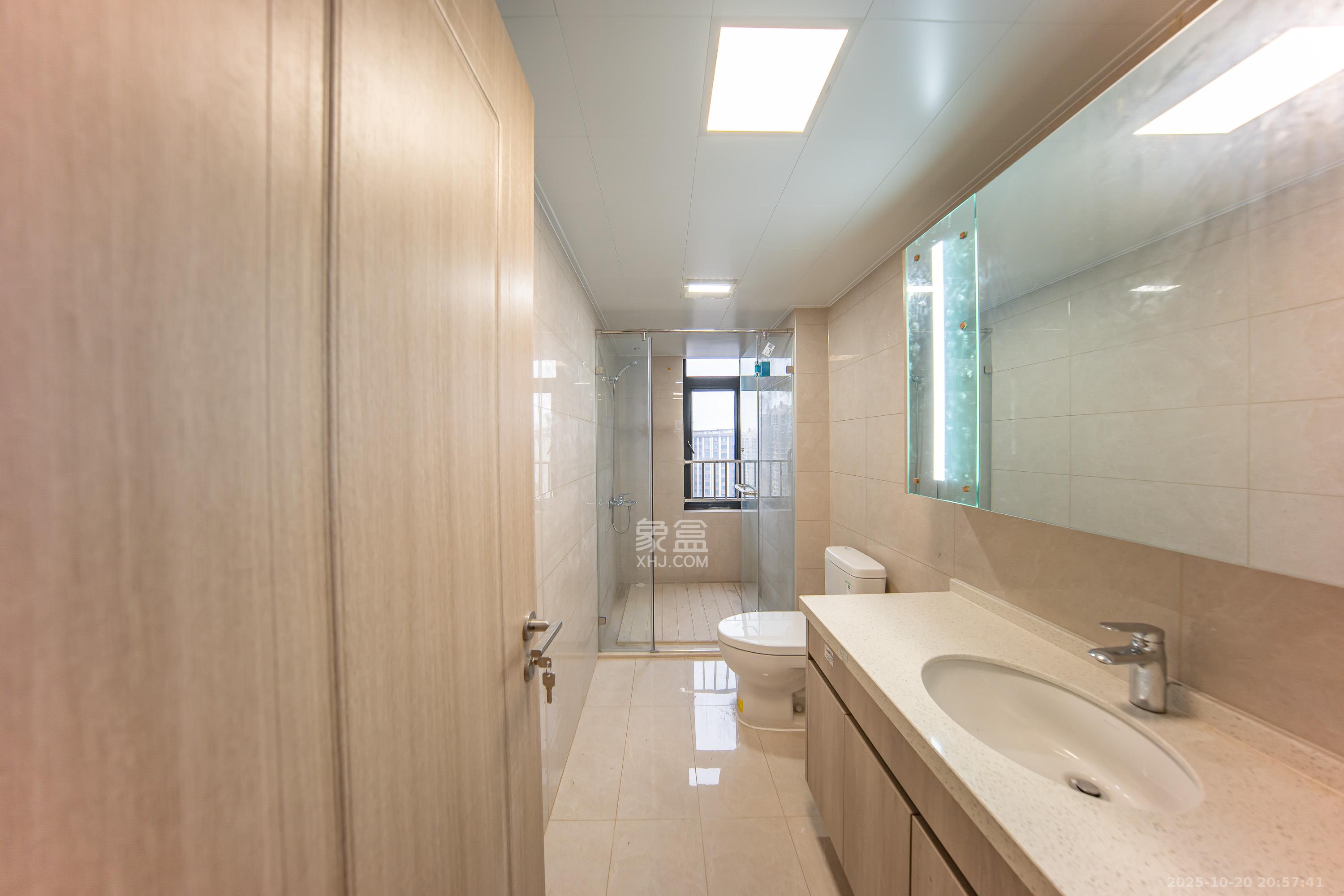 建投象山国际  4室2厅2卫    180.0万卫生间