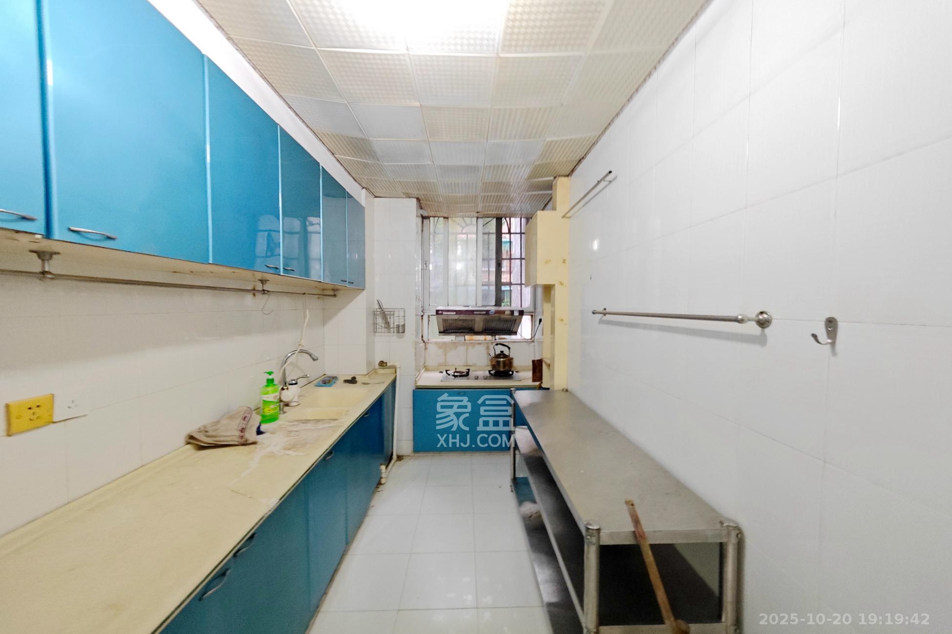 天润花园  3室2厅1卫    92.0万厨房