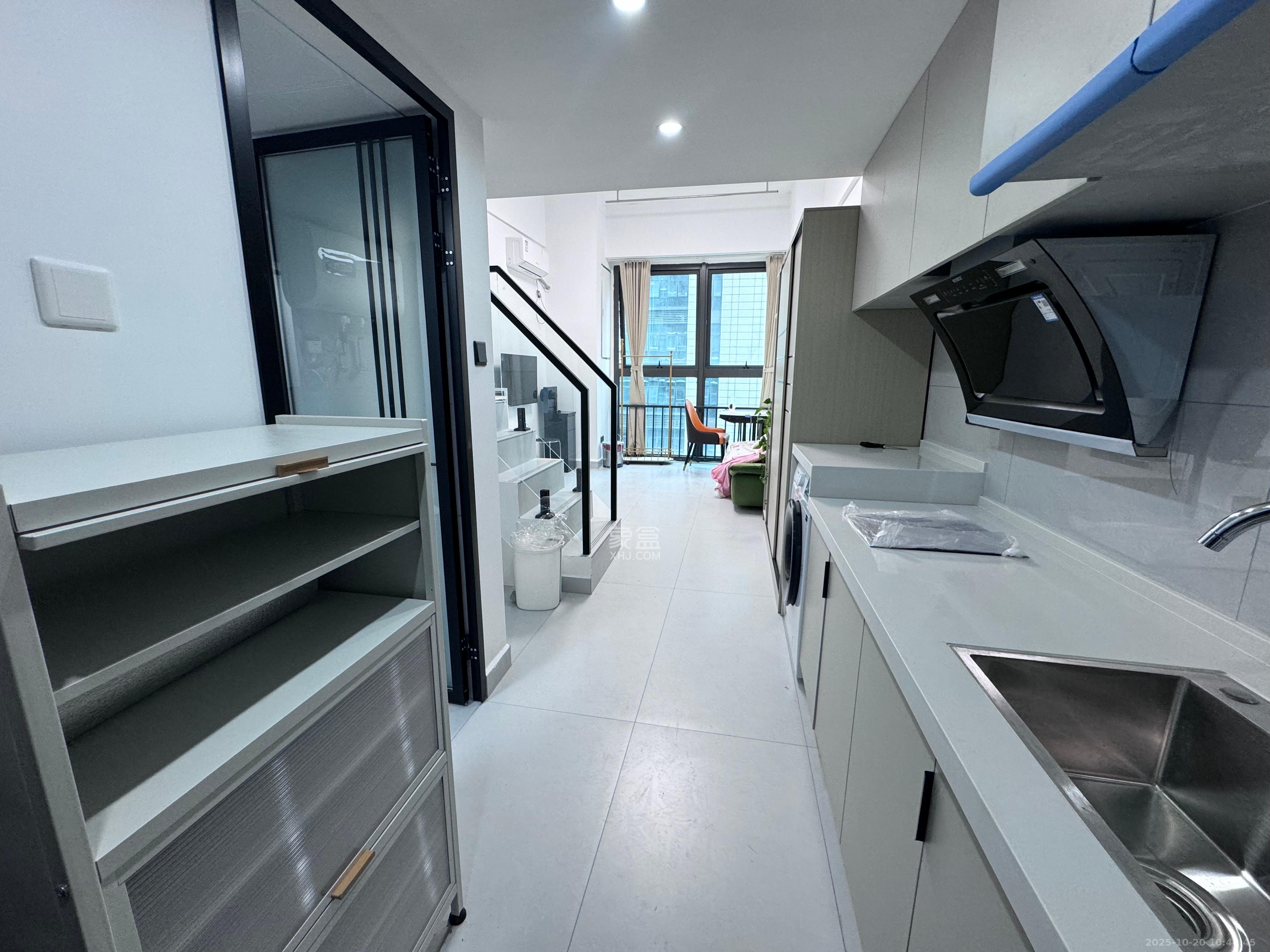 绿地商务广场  1室0厅0卫    1700.0元/月