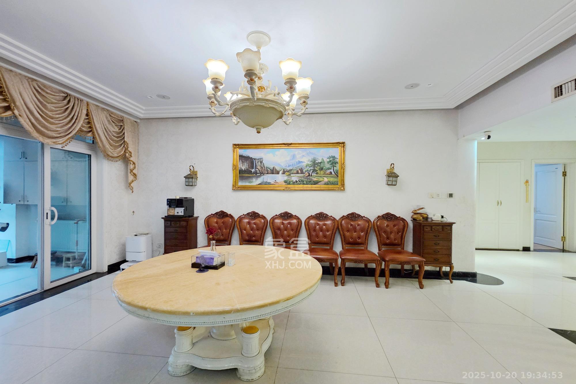 中隆国际御玺  5室2厅4卫    316.0万 中隆国际御玺  5室2厅4卫    316.0万客厅