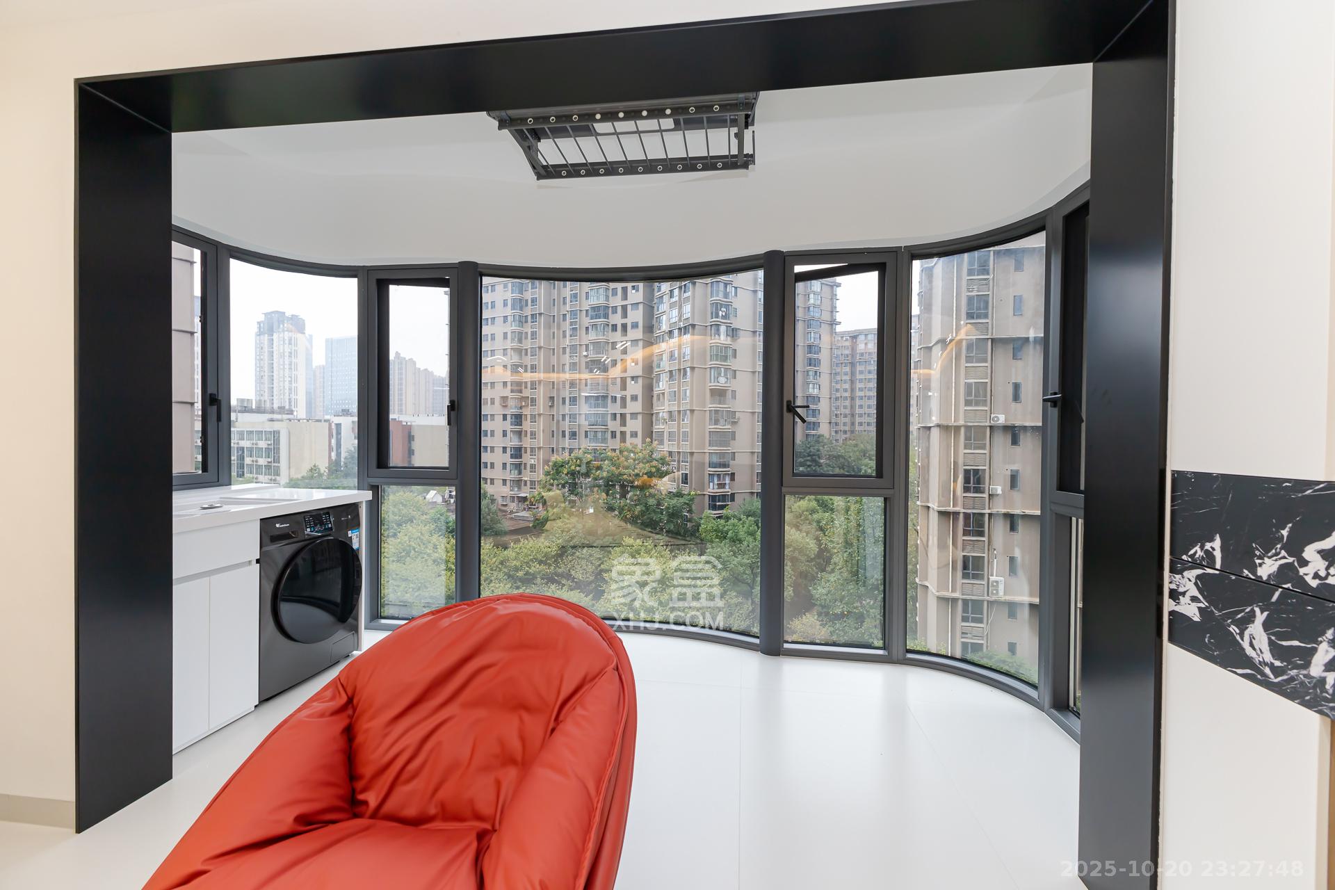 名家翡翠花园  4室2厅2卫    129.8万阳台