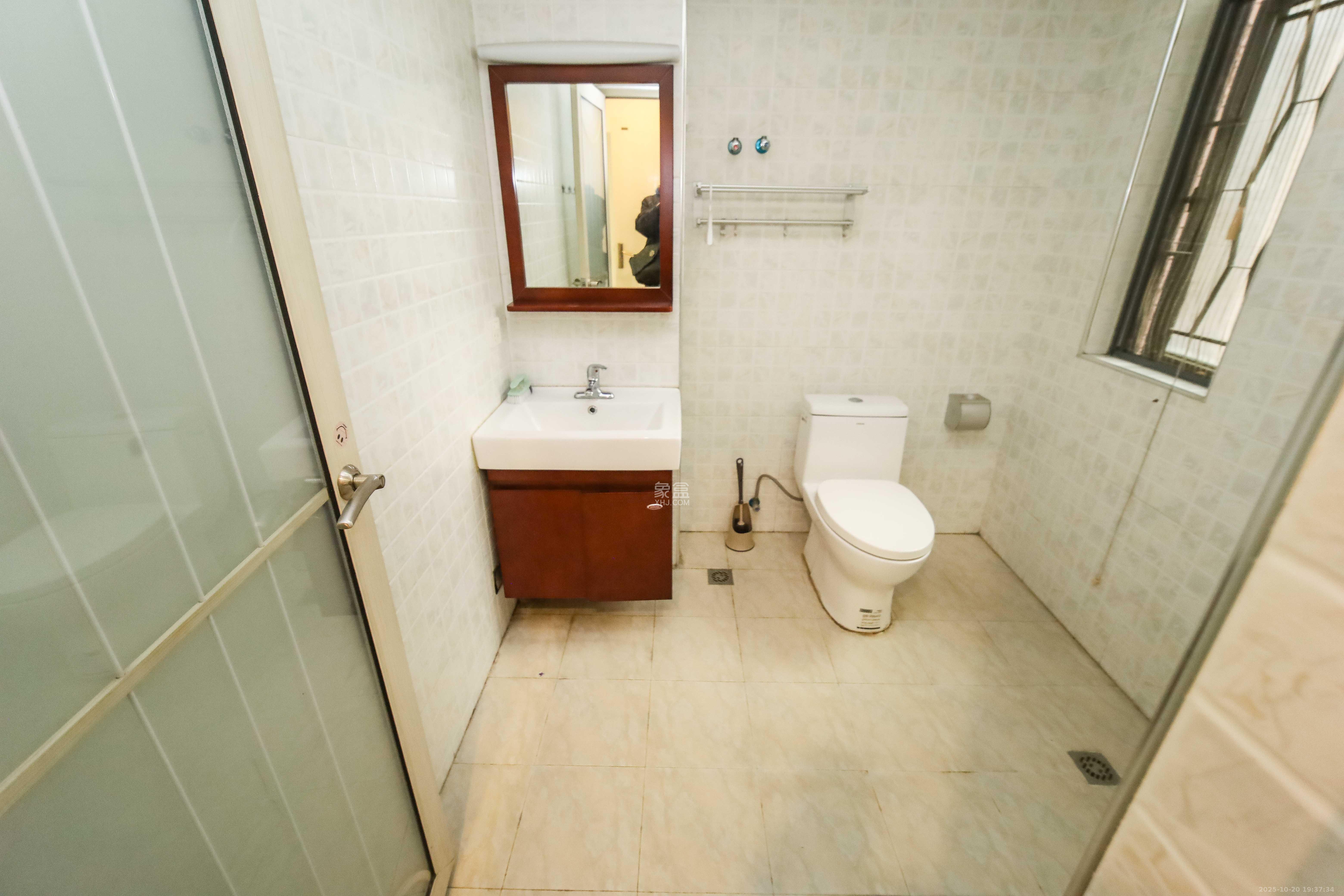 江河双水湾  3室2厅2卫    85.0万卫生间