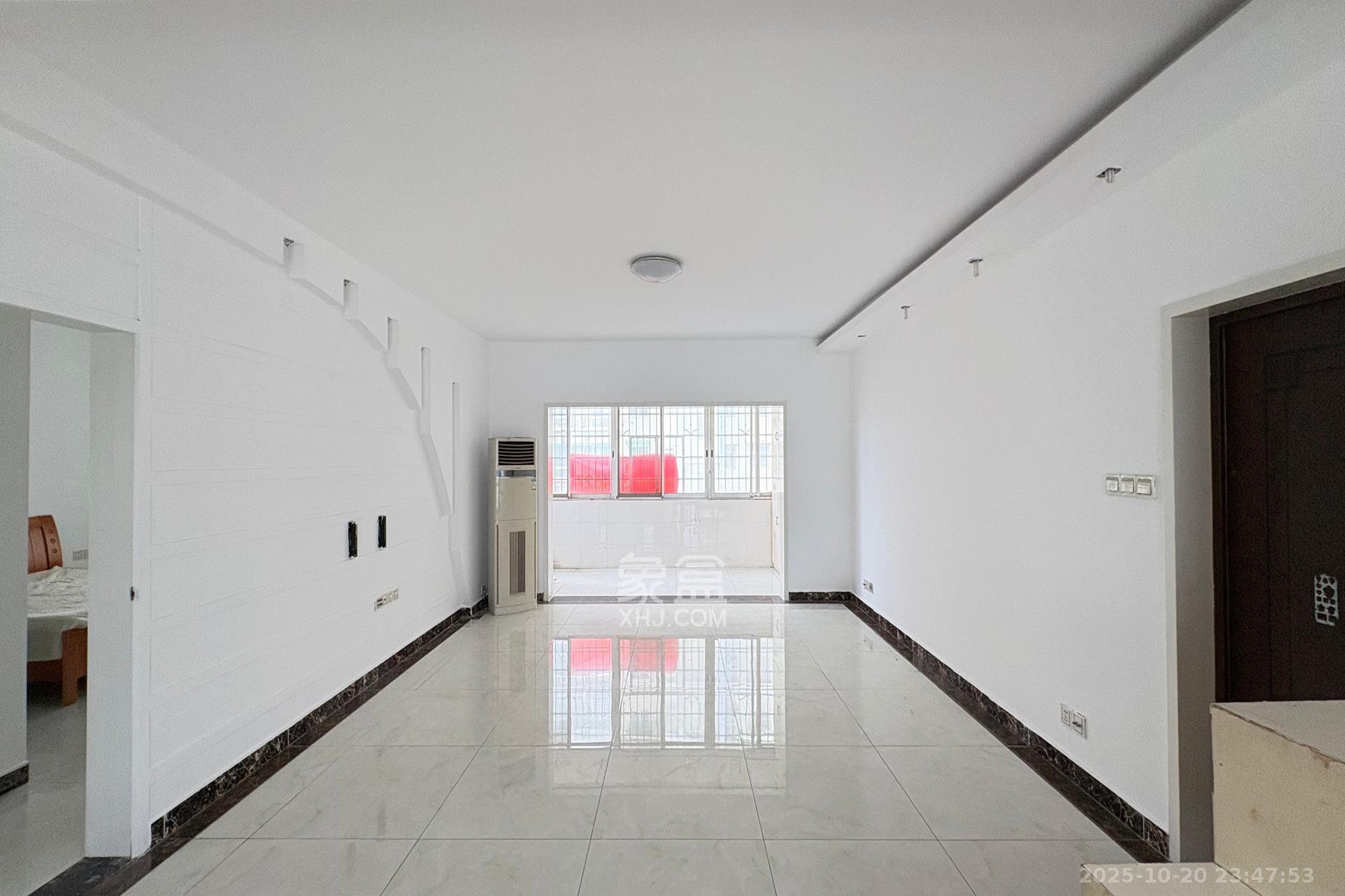 滨湖嘉园(湖滨小区)  3室2厅2卫    135.0万 滨湖嘉园(湖滨小区)  3室2厅2卫    135.0万客厅