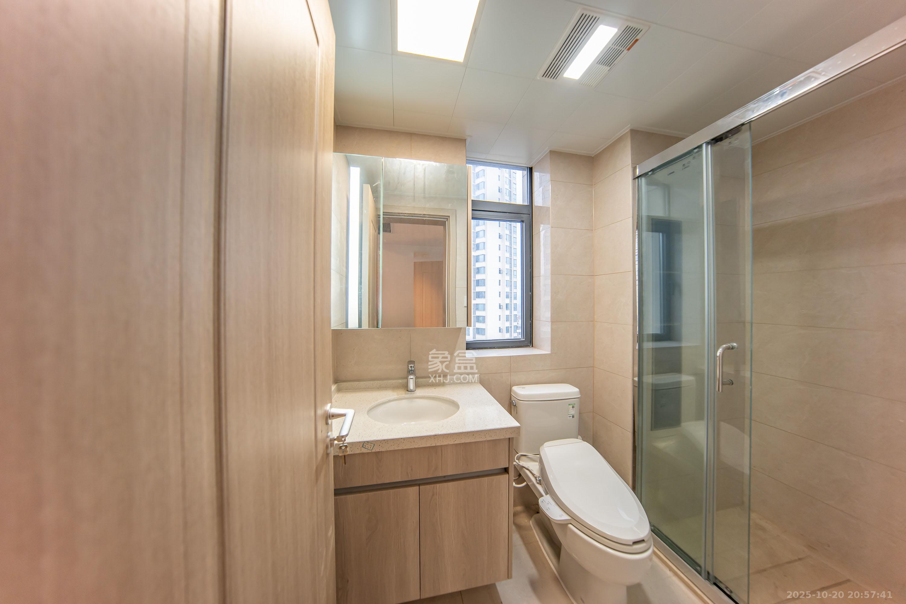 建投象山国际  4室2厅2卫    180.0万卫生间