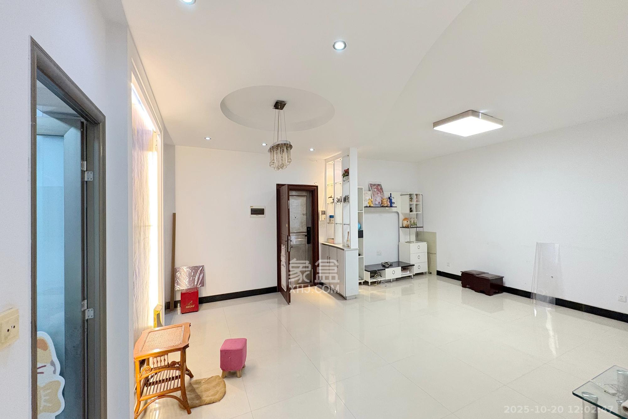 天心华庭 3室2厅1卫 100.0万 天心华庭 3室2厅1卫 100.0万客厅