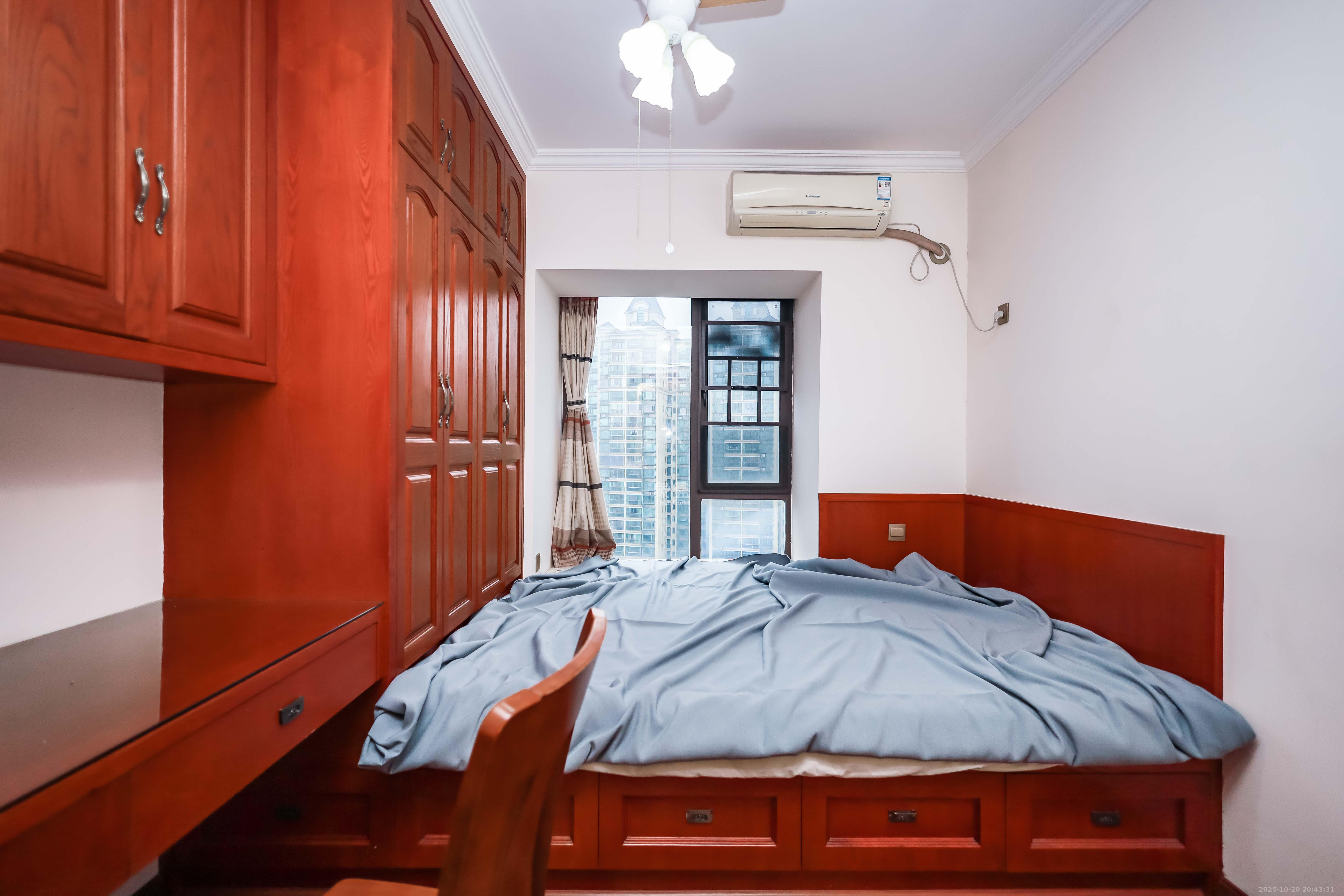 卓越蔚蓝海岸三期  3室2厅2卫    118.0万卧室