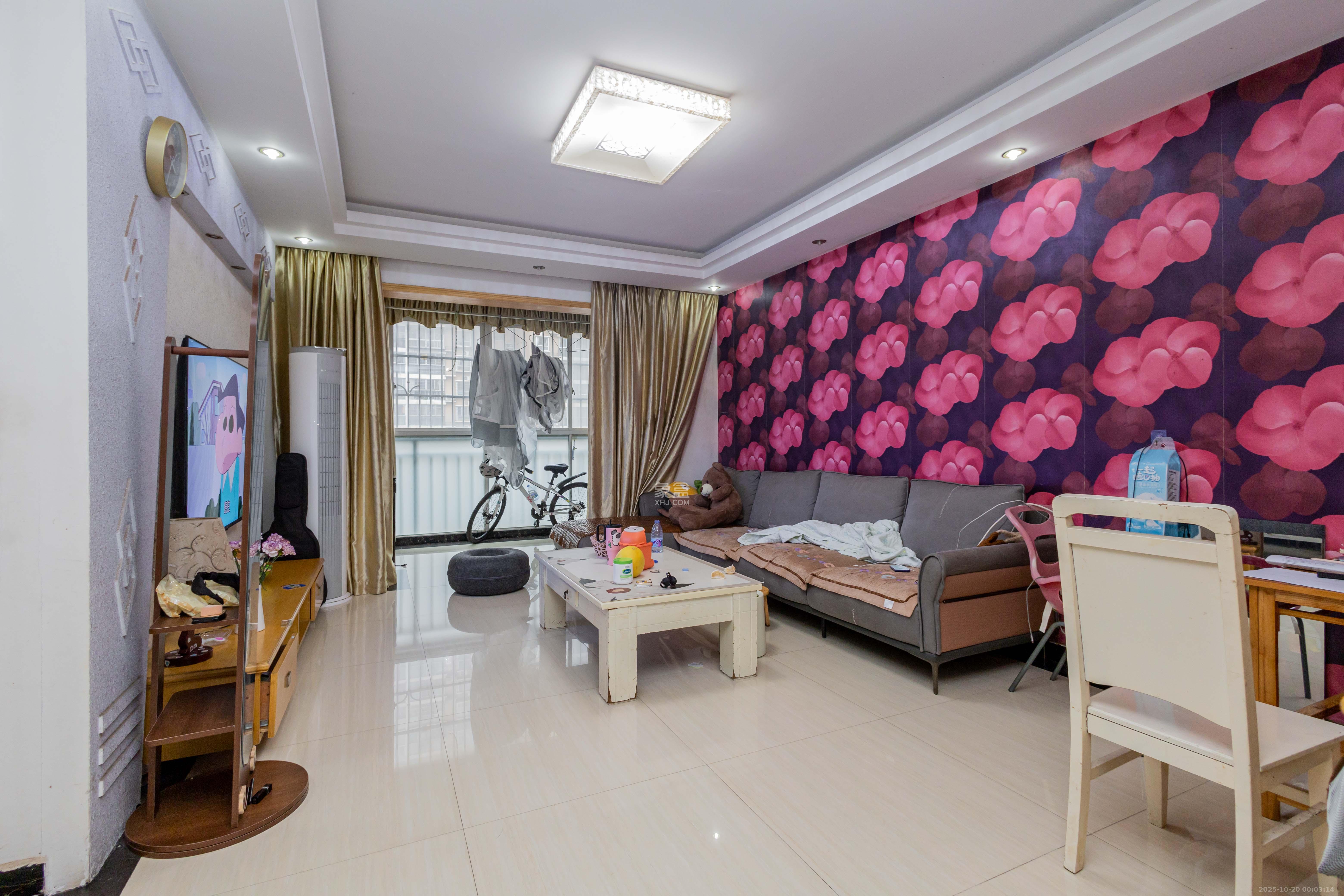 丁家高层公寓(领尚公寓)  1室2厅1卫    45.8万 丁家高层公寓(领尚公寓)  1室2厅1卫    45.8万客厅