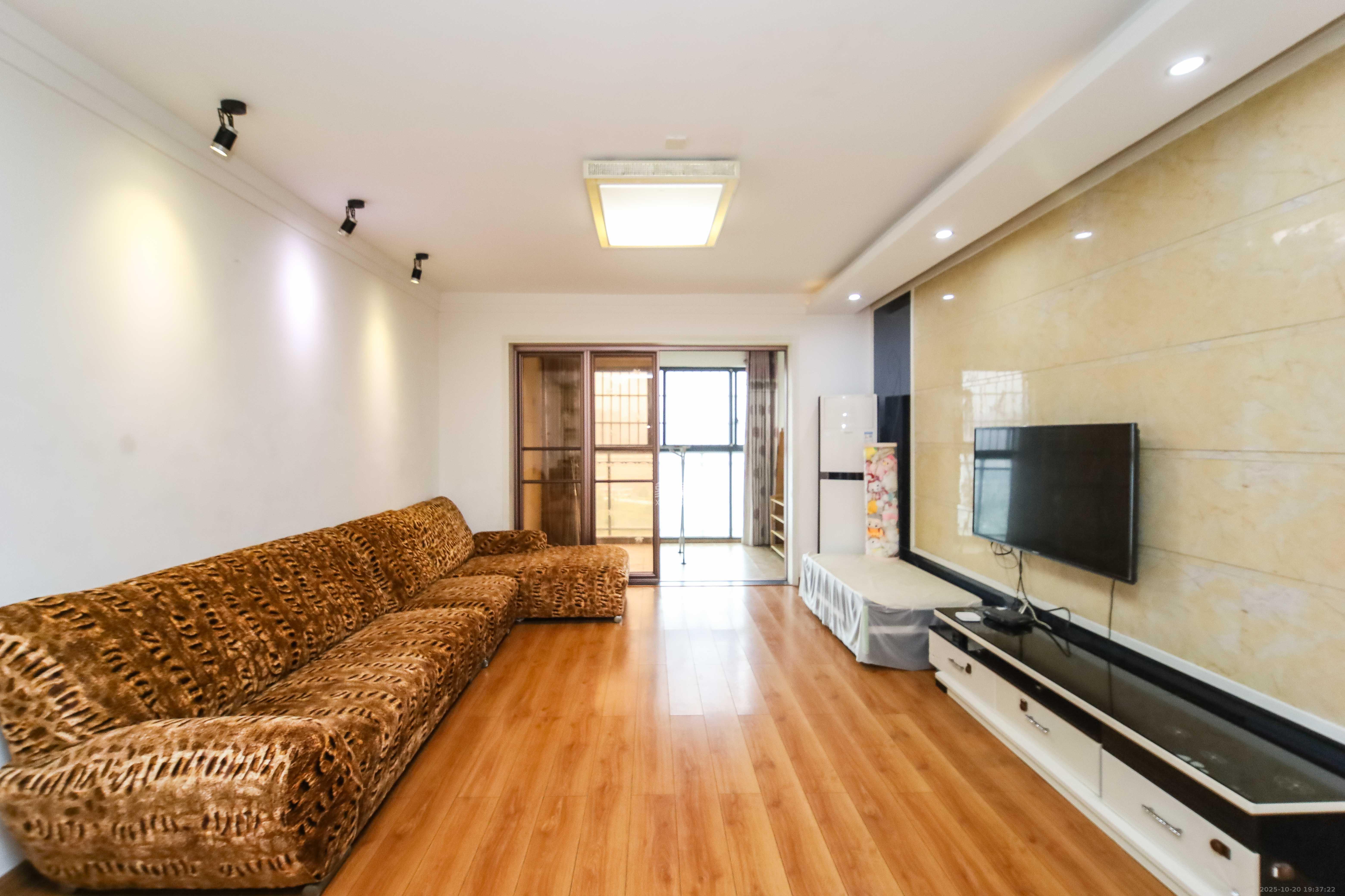 江河双水湾 3室2厅2卫 85.0万 江河双水湾 3室2厅2卫 85.0万客厅