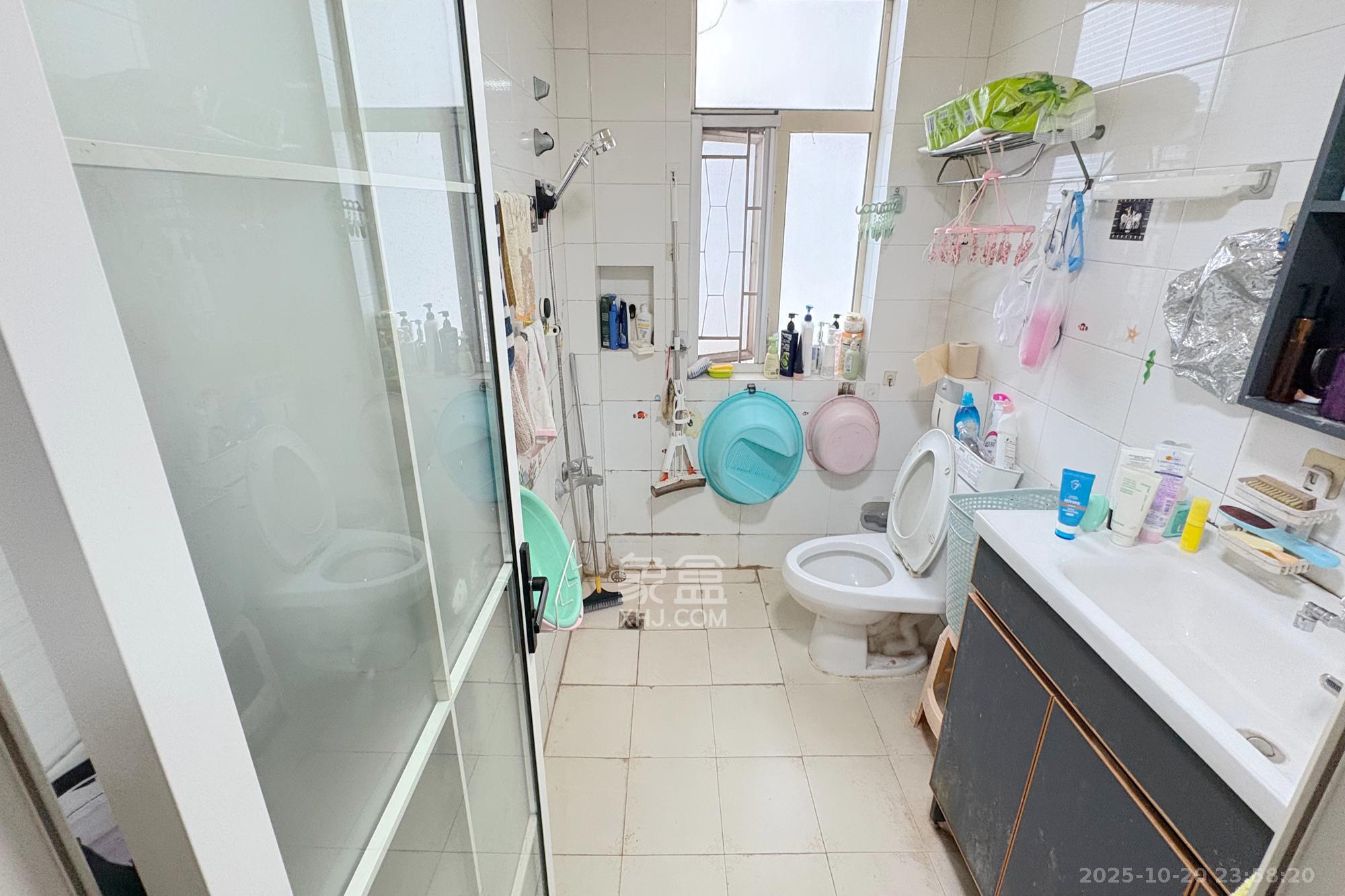 王府花园  3室2厅2卫    128.0万卫生间