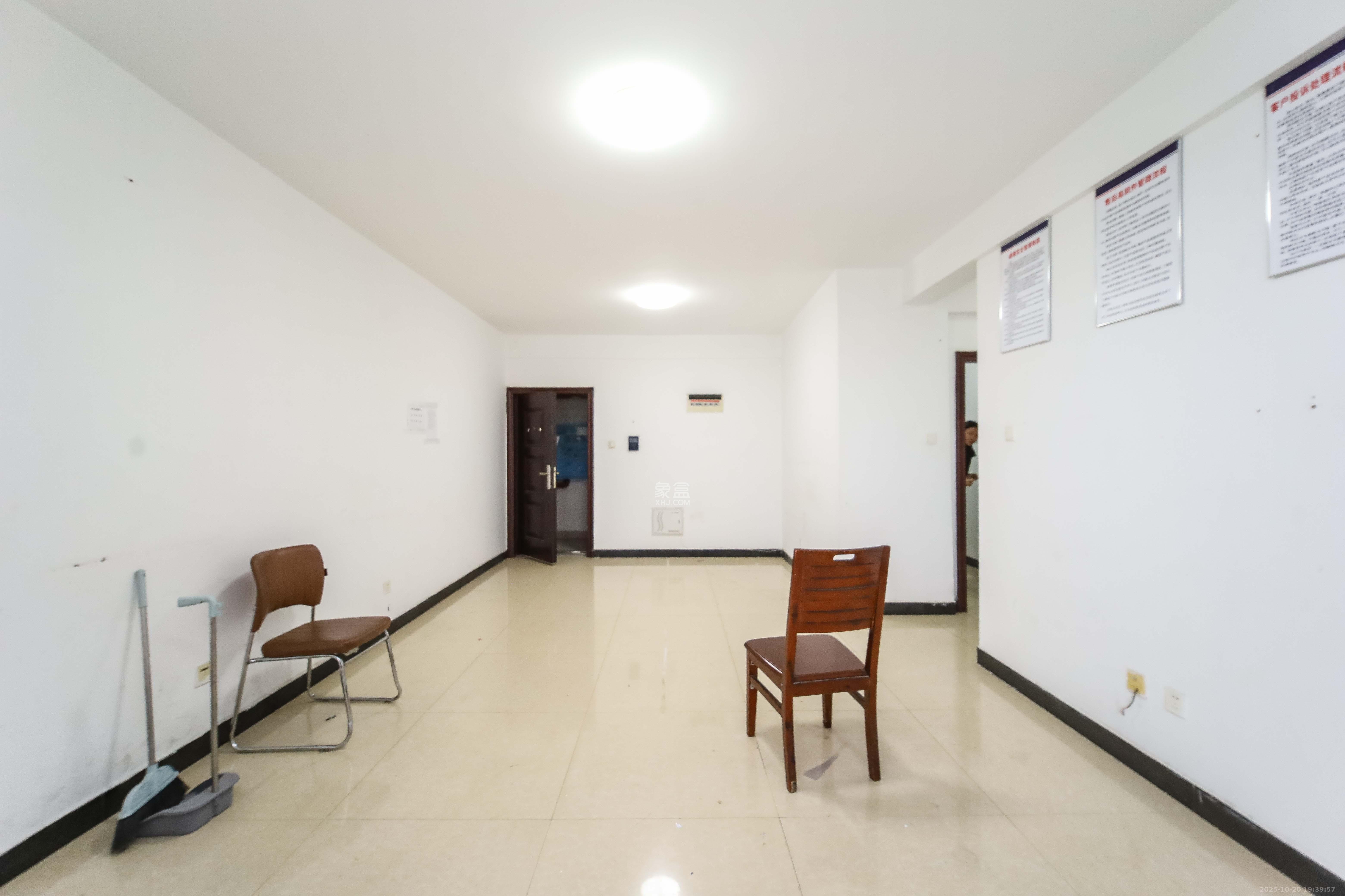 华城广场  2室2厅1卫    72.0万客厅