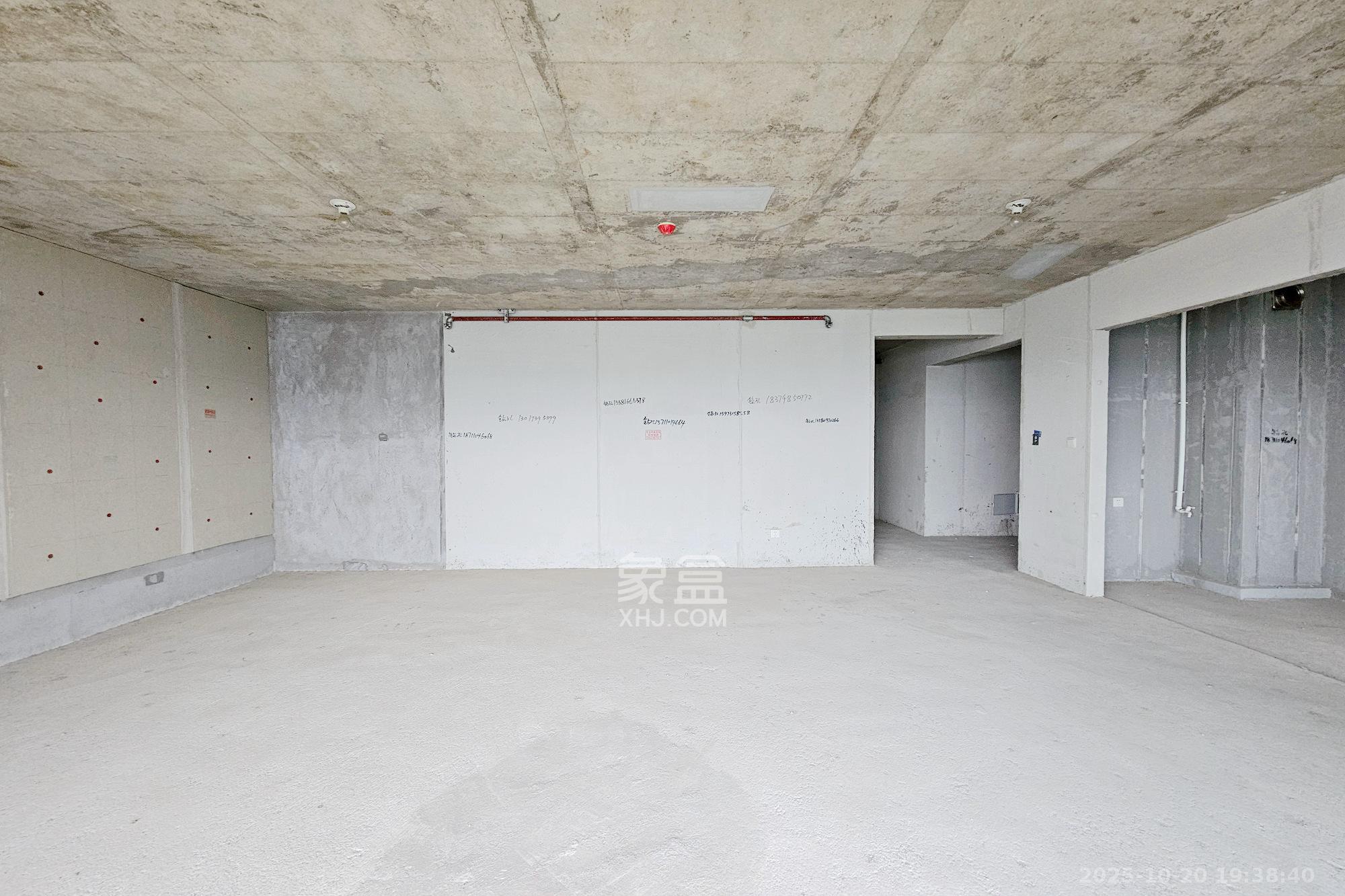 阳光城尚东湾愉景苑  5室2厅3卫    165.0万客厅