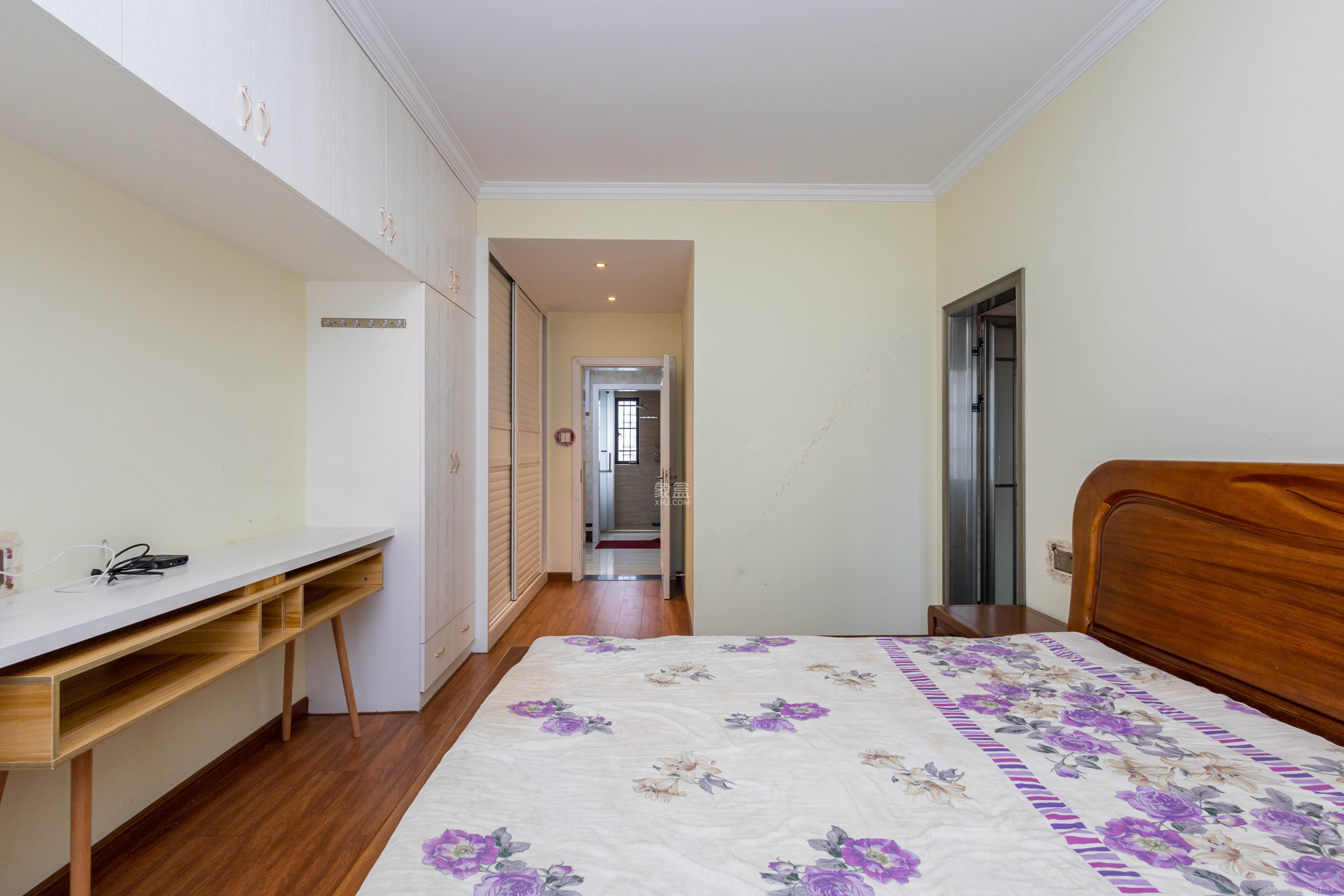 三景华御  4室2厅2卫    75.8万卧室