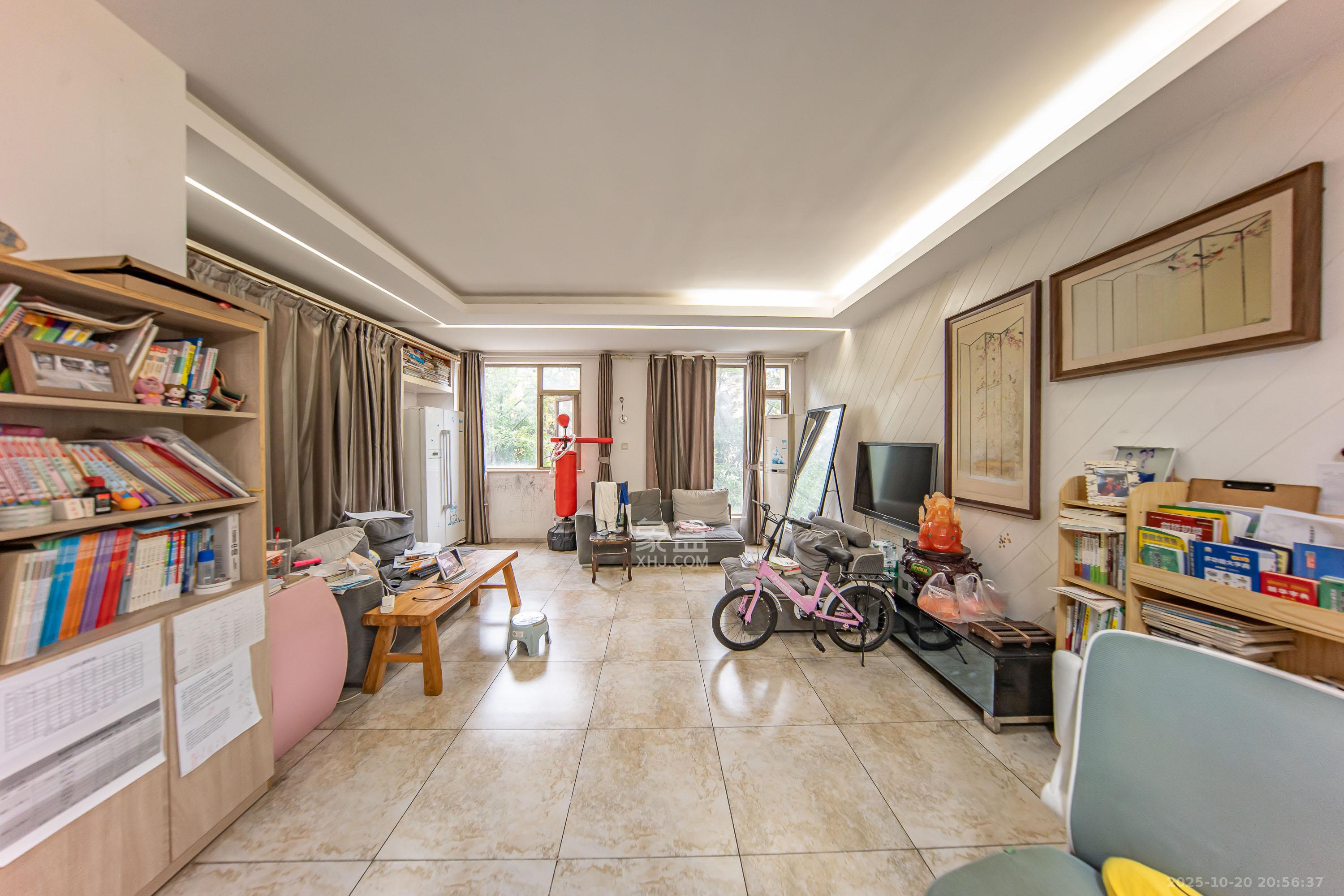 米兰春天 1室0厅0卫 82.0万 米兰春天 1室0厅0卫 82.0万客厅