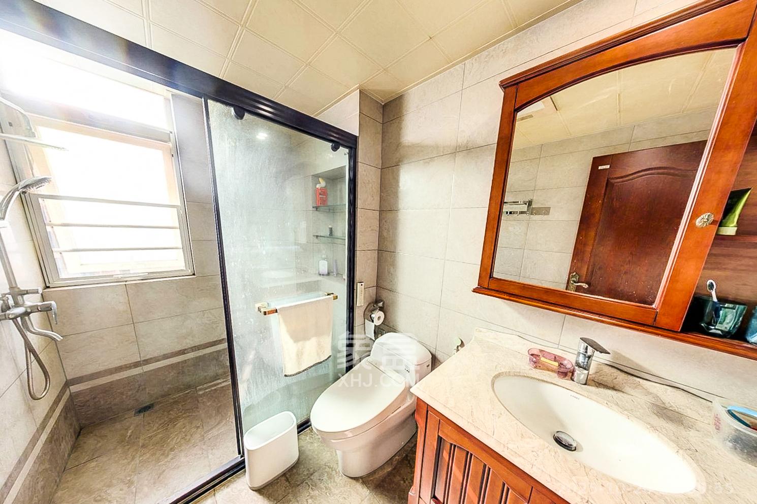 北辰三角洲E4区  4室1厅2卫    220.0万卫生间