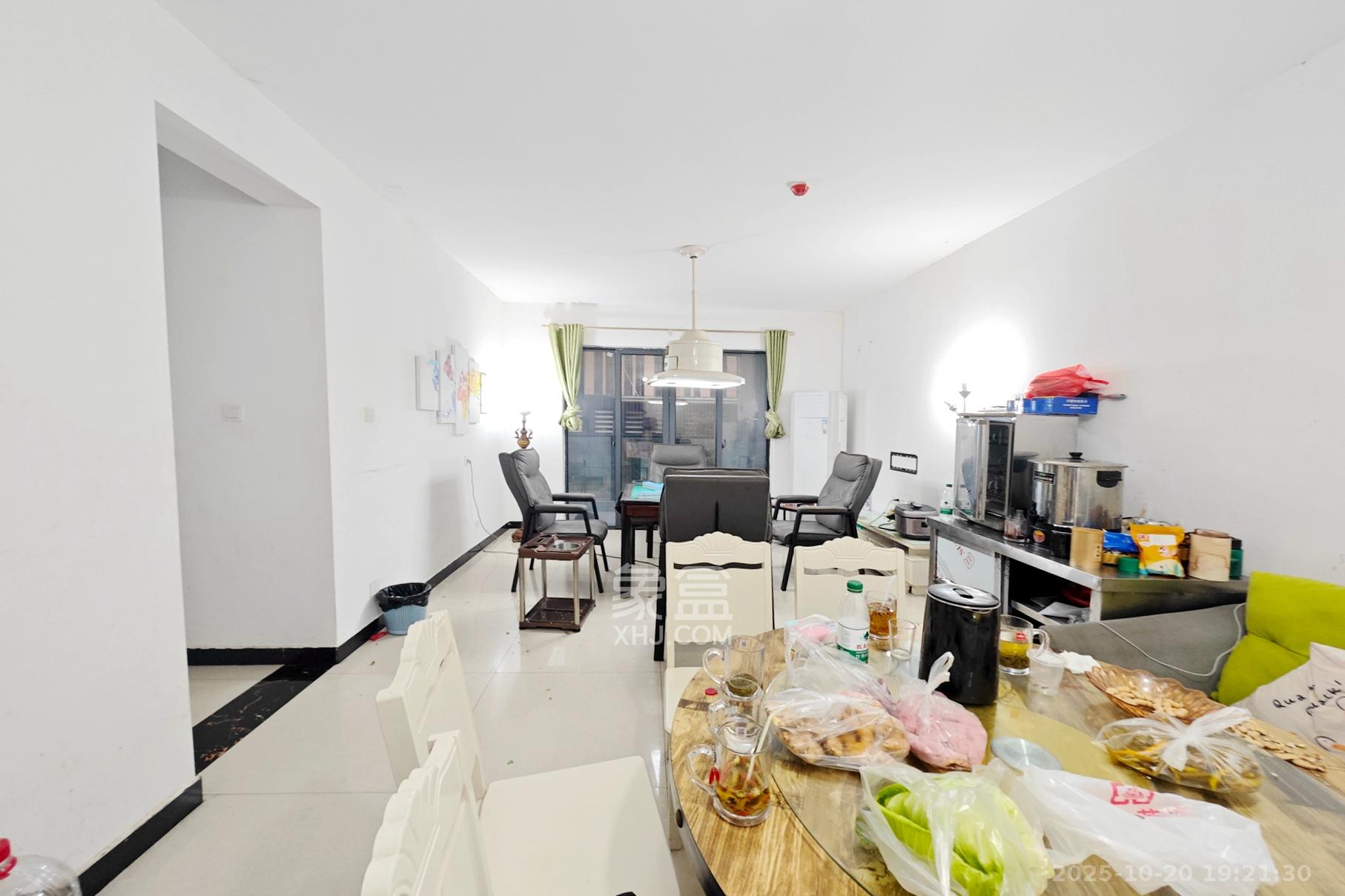 天翼花园（中国电信单位房）  3室2厅1卫    116.0万客厅