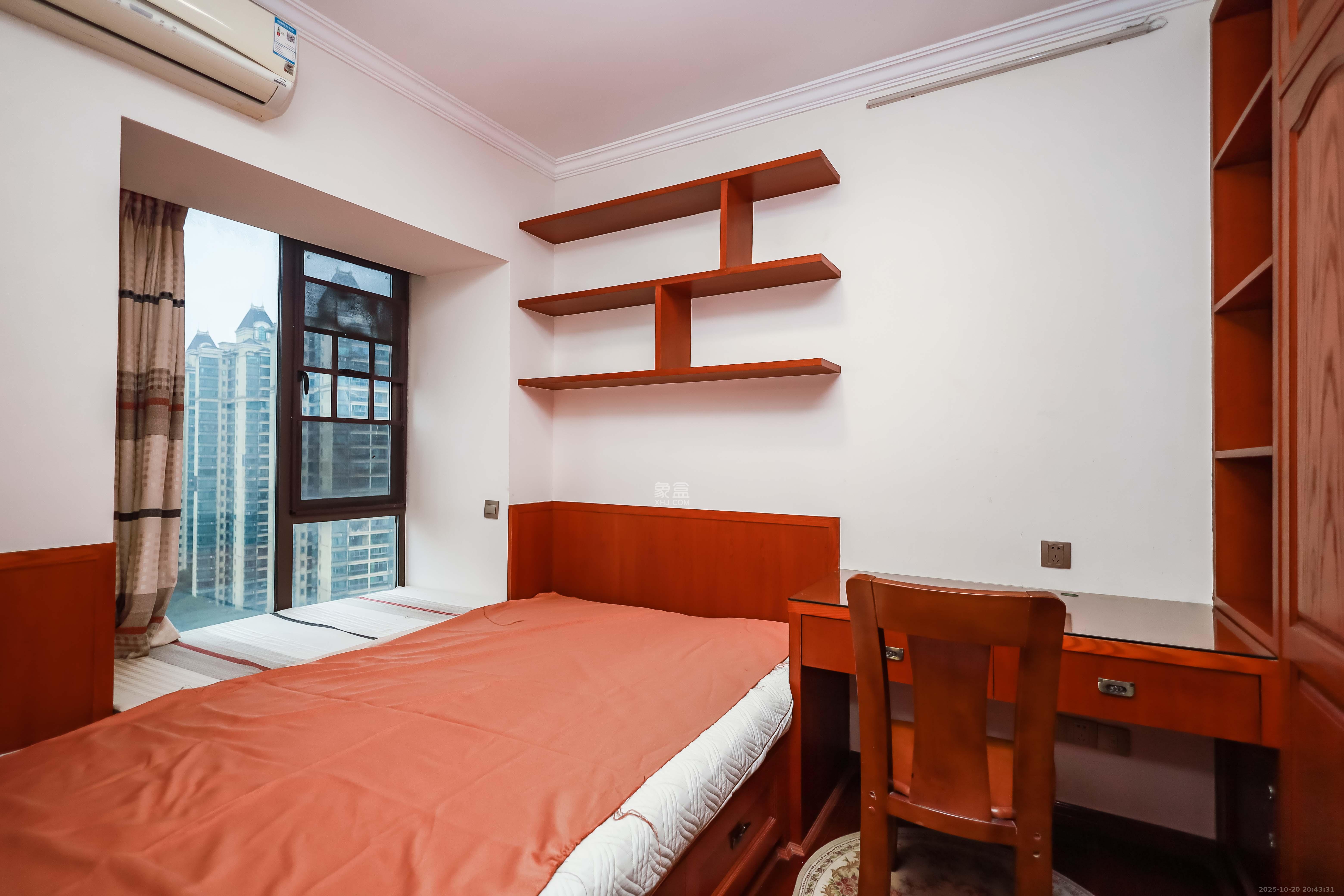 卓越蔚蓝海岸三期  3室2厅2卫    118.0万卧室