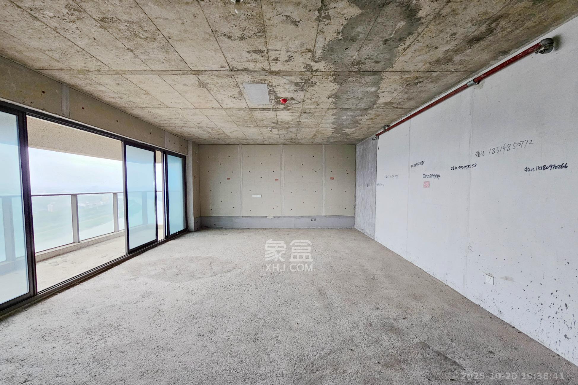 阳光城尚东湾愉景苑  5室2厅3卫    165.0万客厅