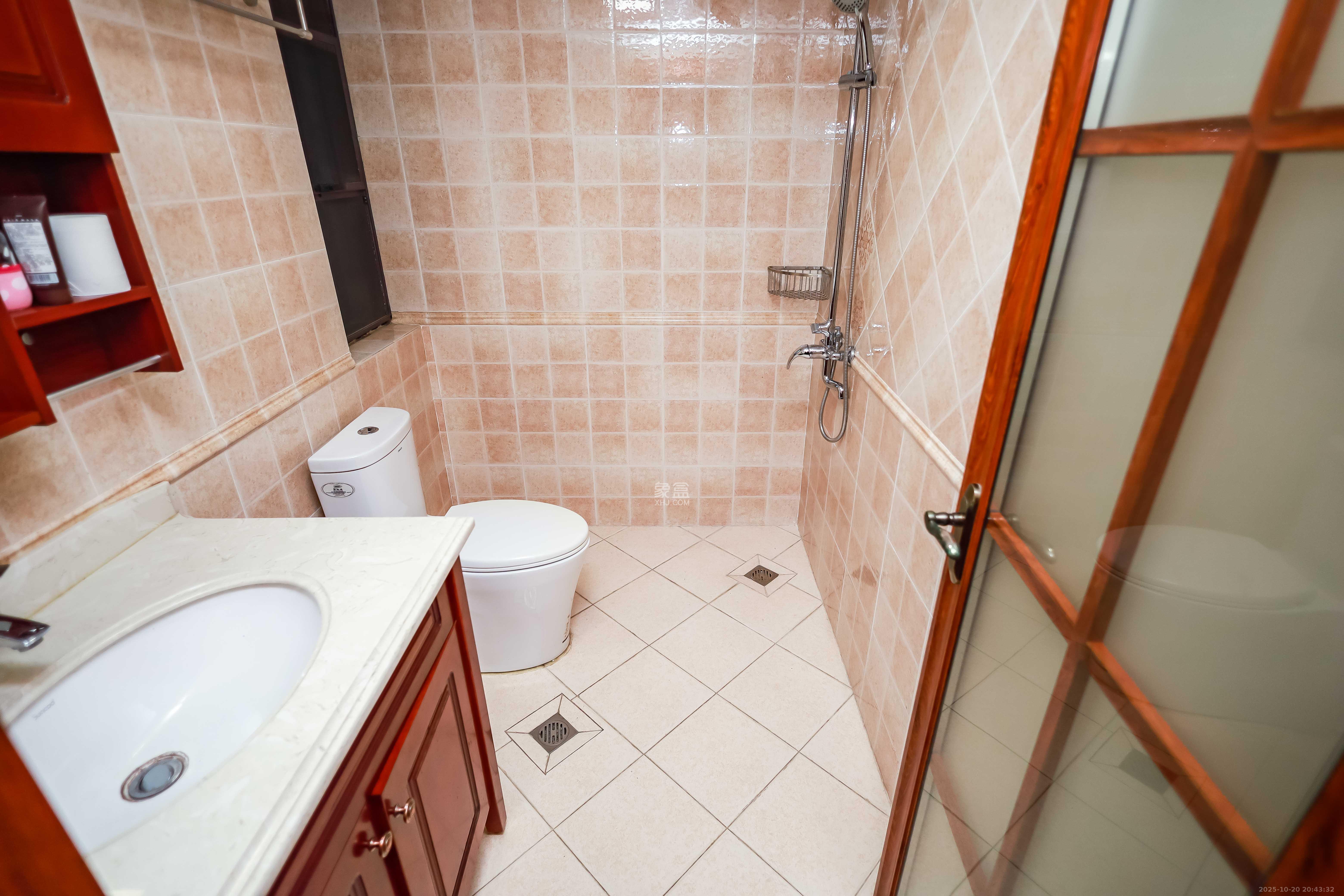 卓越蔚蓝海岸三期  3室2厅2卫    118.0万卫生间