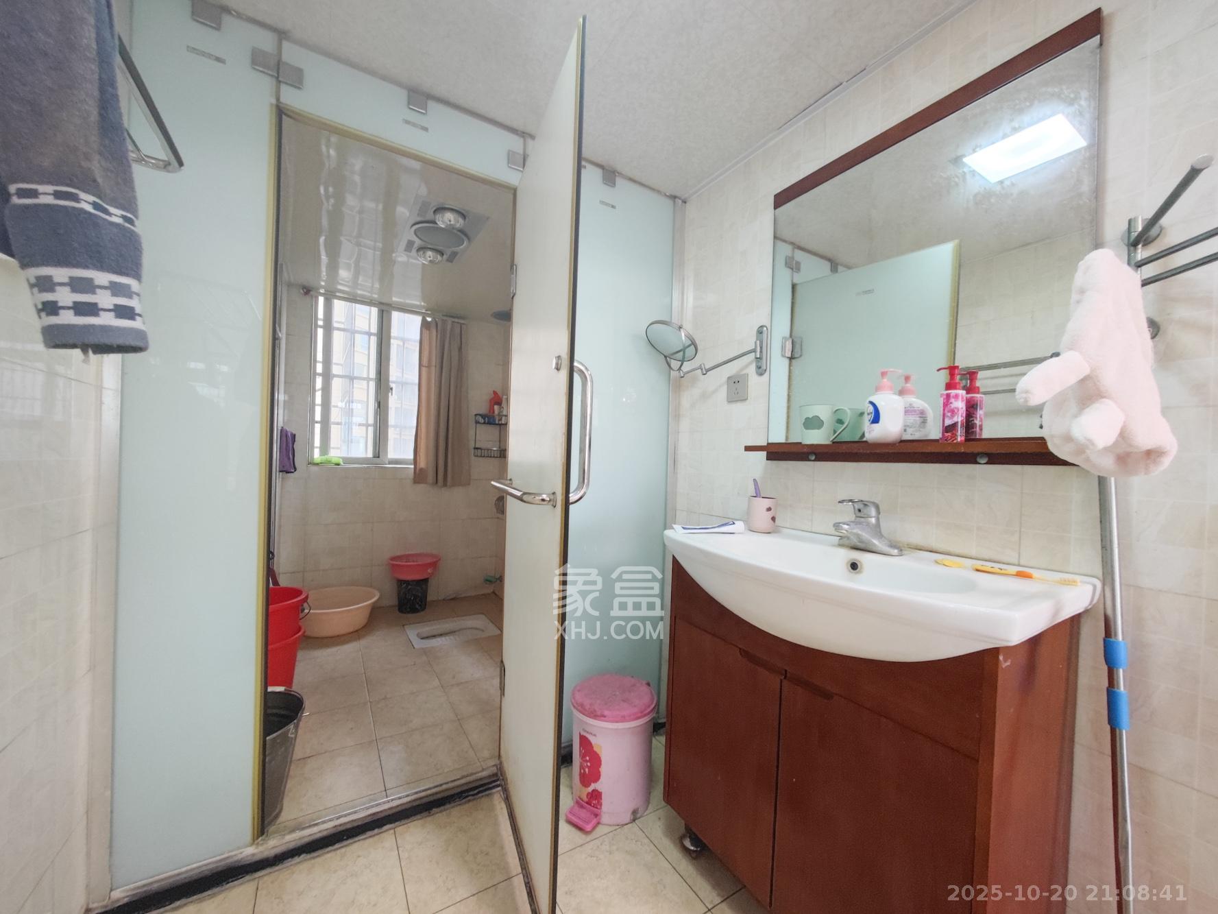 佳天名苑  3室2厅2卫    88.0万卫生间