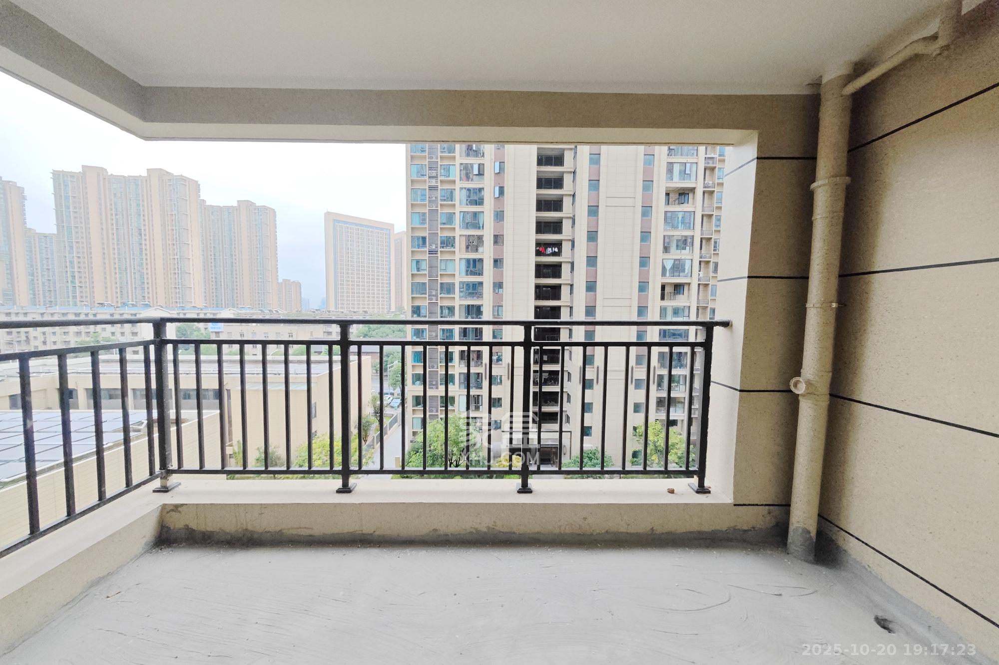 大都汇天悦（保利大都汇三期）  4室2厅2卫    145.0万阳台