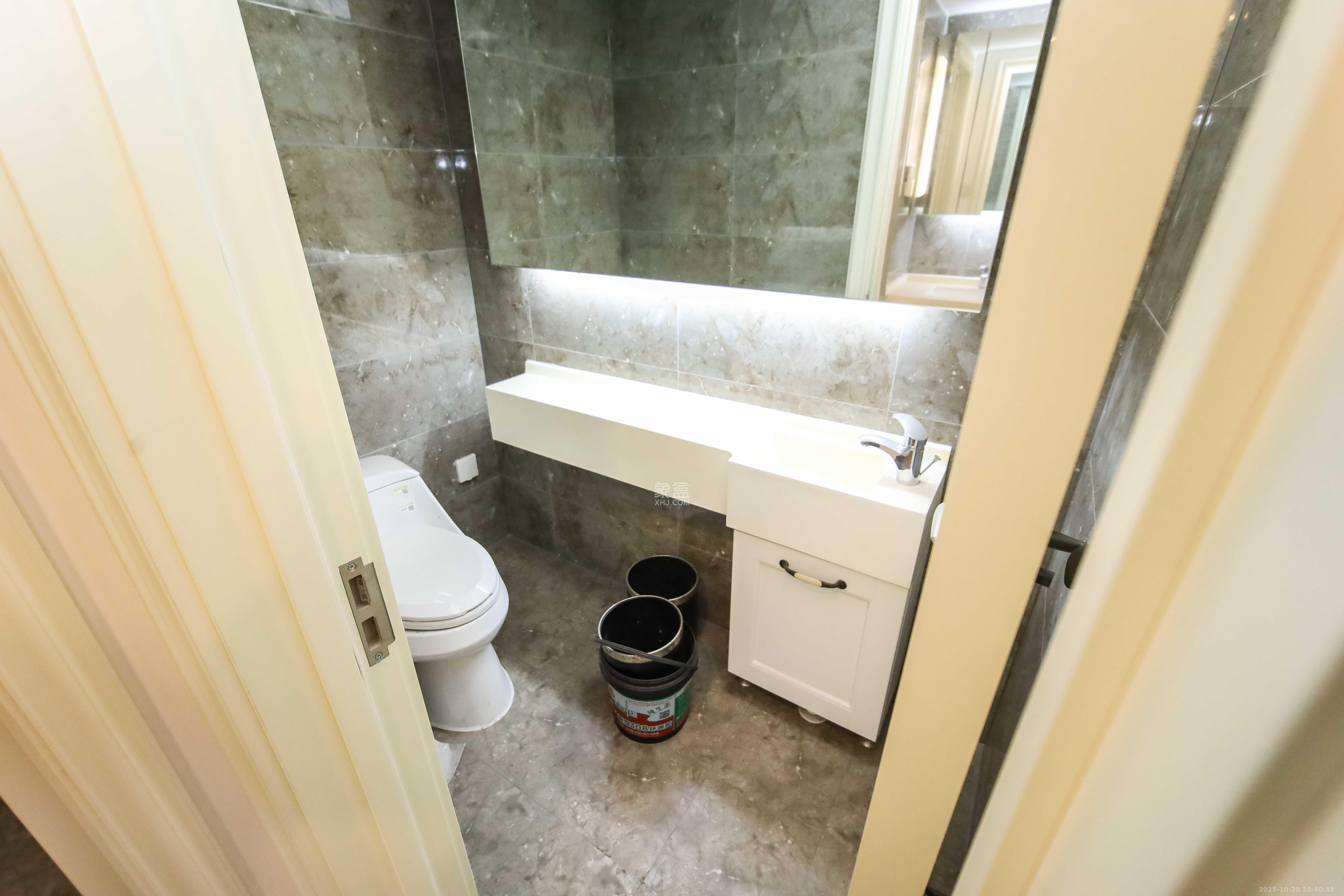 万科金域蓝湾  4室2厅2卫    170.0万卫生间