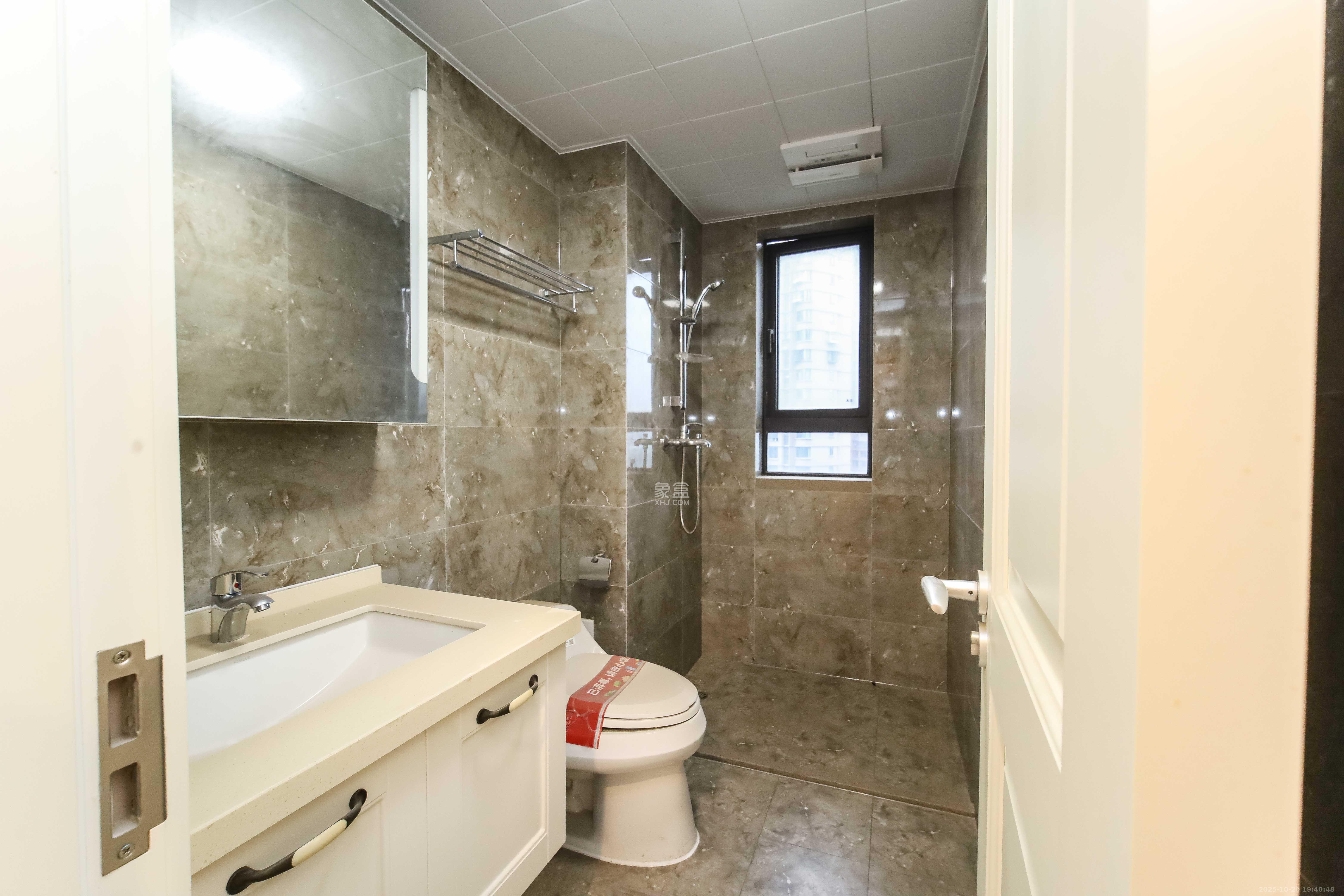 万科金域蓝湾  4室2厅2卫    170.0万卫生间