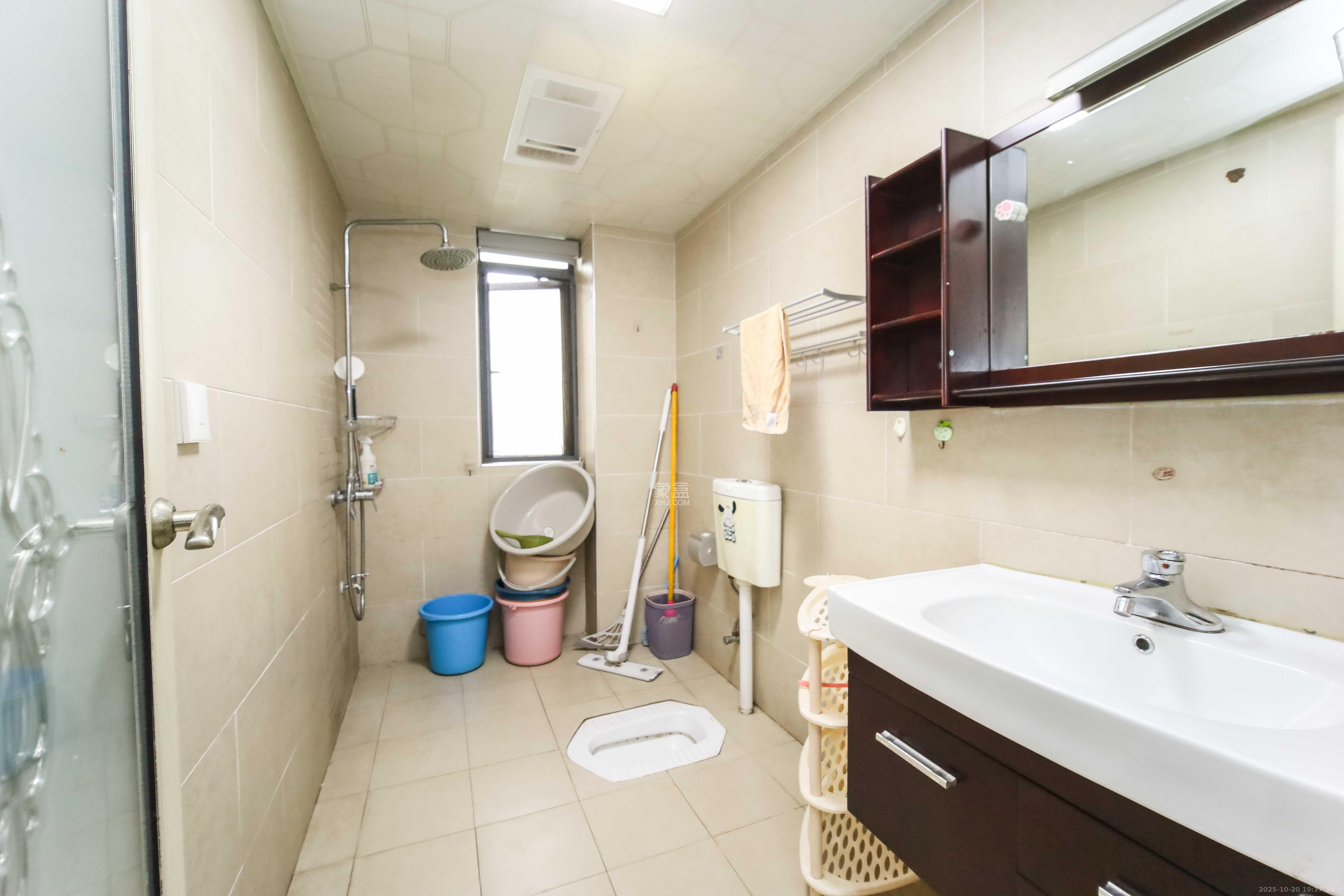 江河双水湾  3室2厅2卫    85.0万卫生间