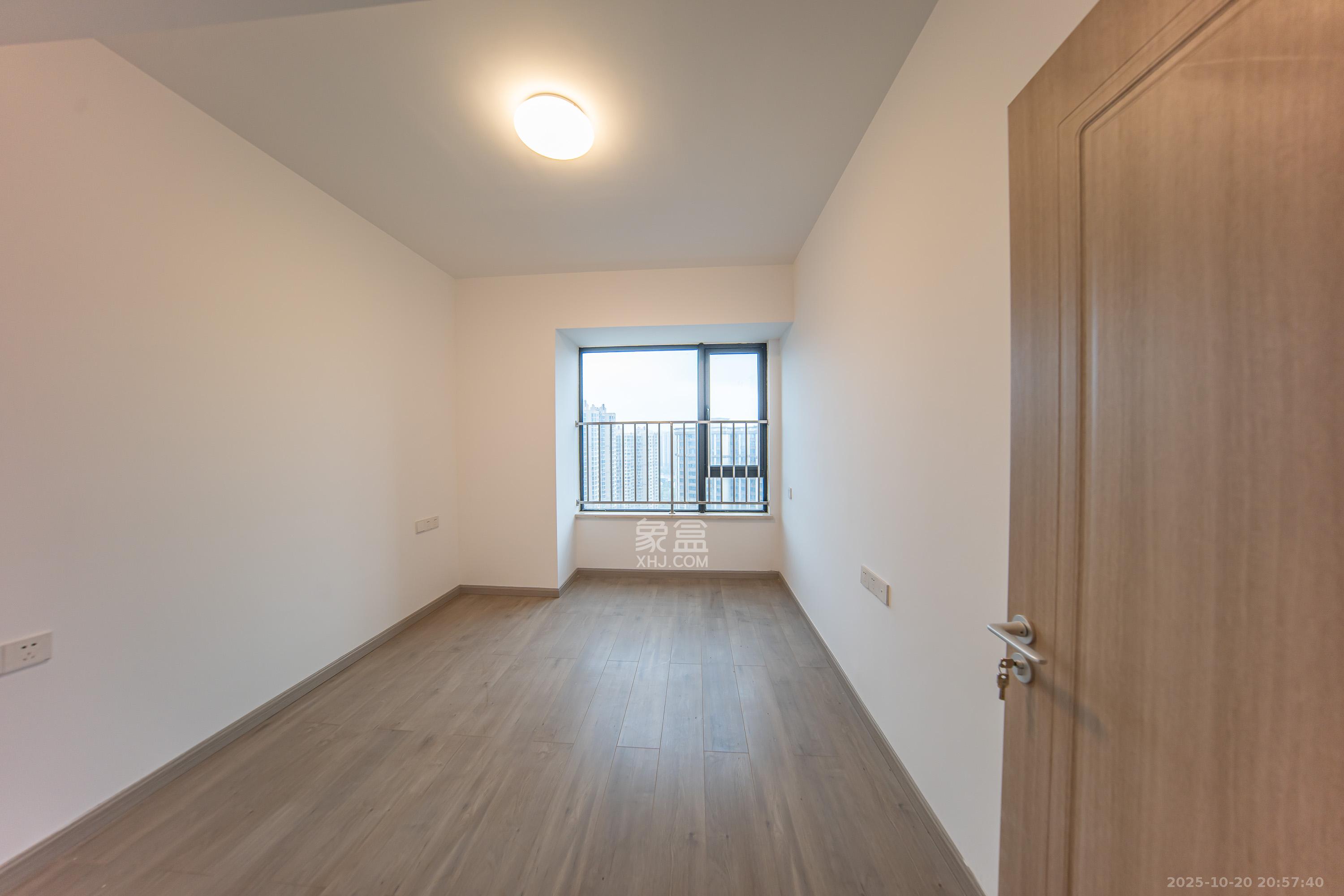 建投象山国际  4室2厅2卫    180.0万卧室