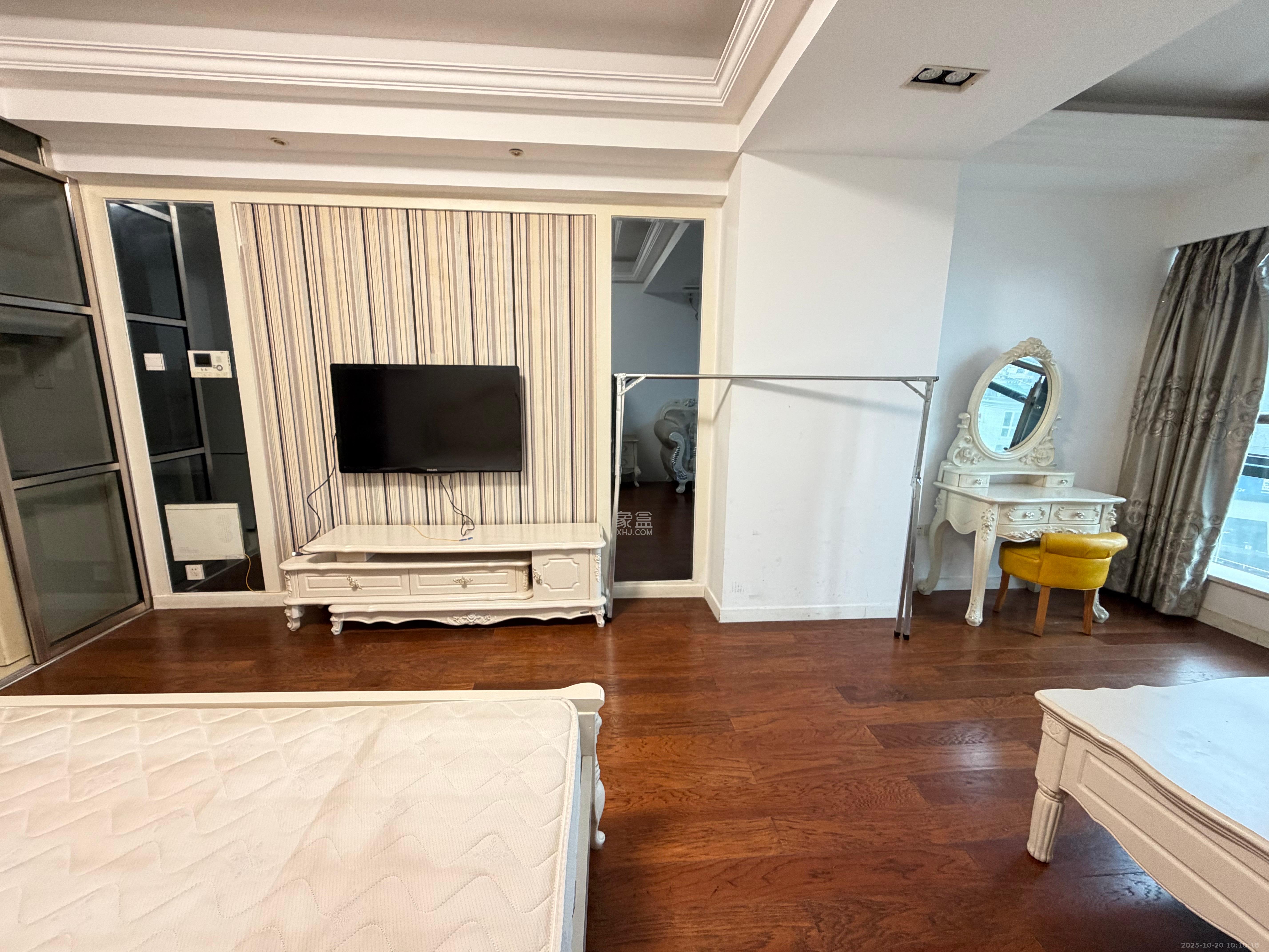 壹号公馆  1室1厅1卫    2200.0元/月室内图