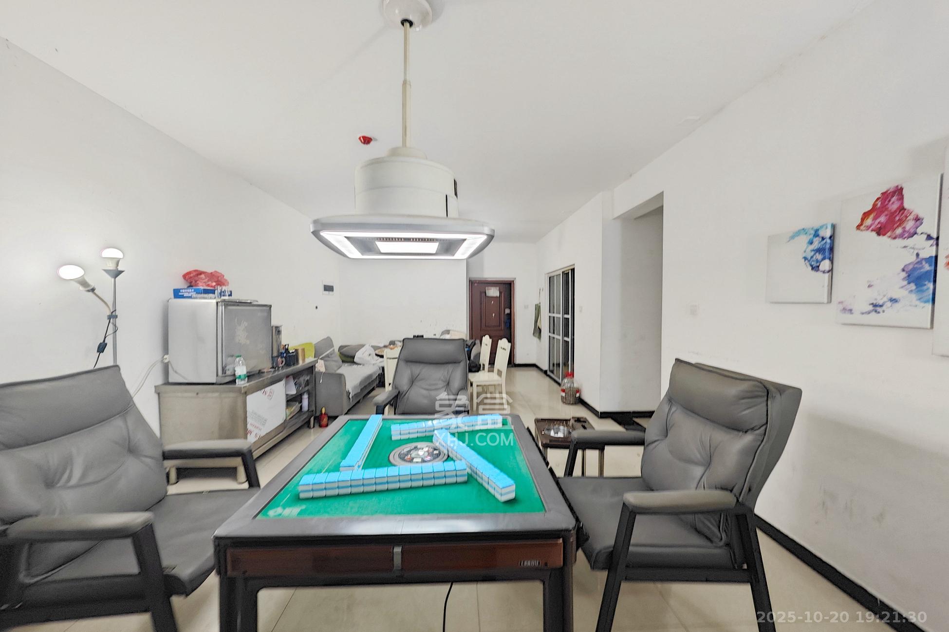 天翼花园（中国电信单位房）  3室2厅1卫    116.0万客厅