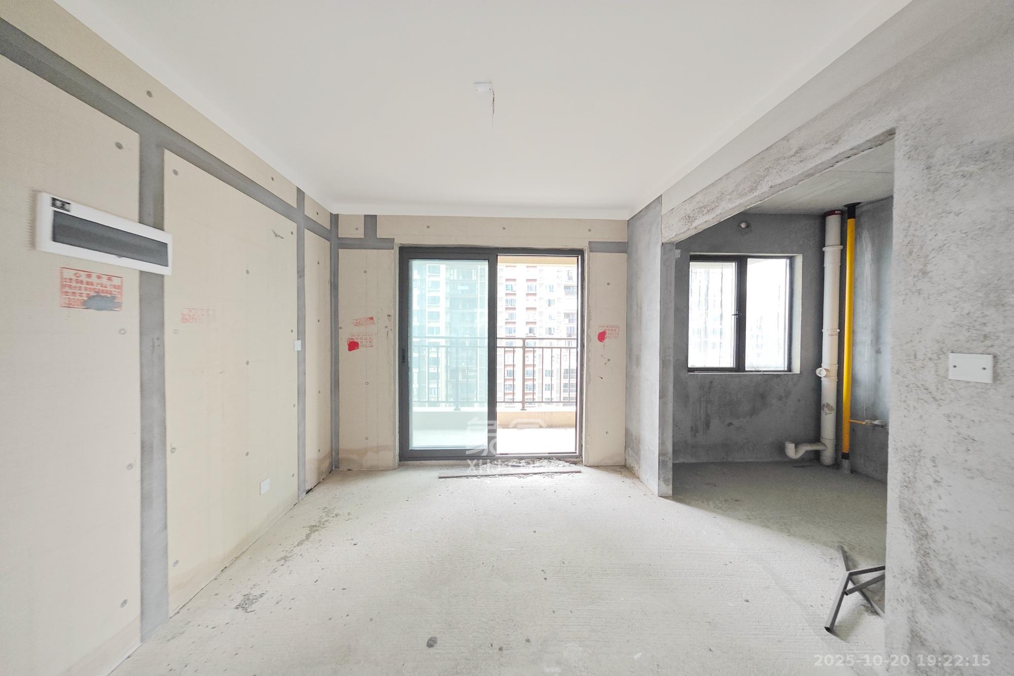 大都汇天悦(保利大都汇三期) 4室2厅2卫 160.0万 大都汇天悦(保利大都汇三期) 4室2厅2卫 160.0万客厅