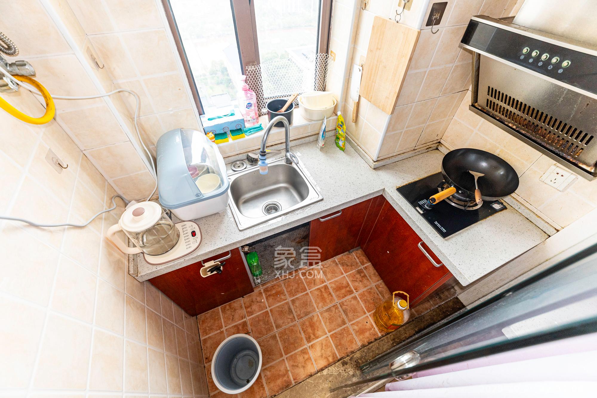 水岸世景  1室1厅1卫    18.8万厨房