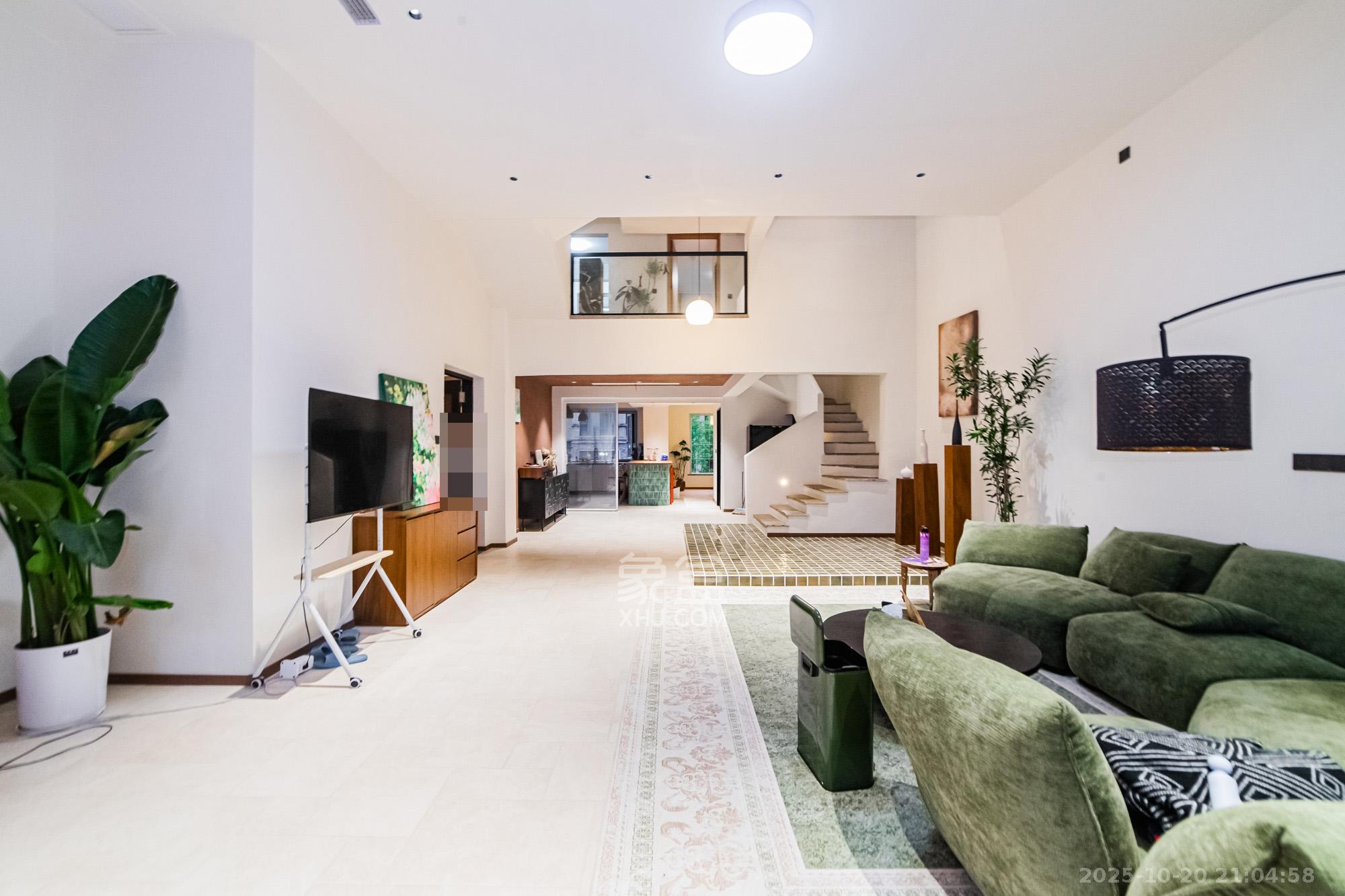 珠江郦城璞墅  5室2厅2卫    480.0万 珠江郦城璞墅  5室2厅2卫    480.0万客厅