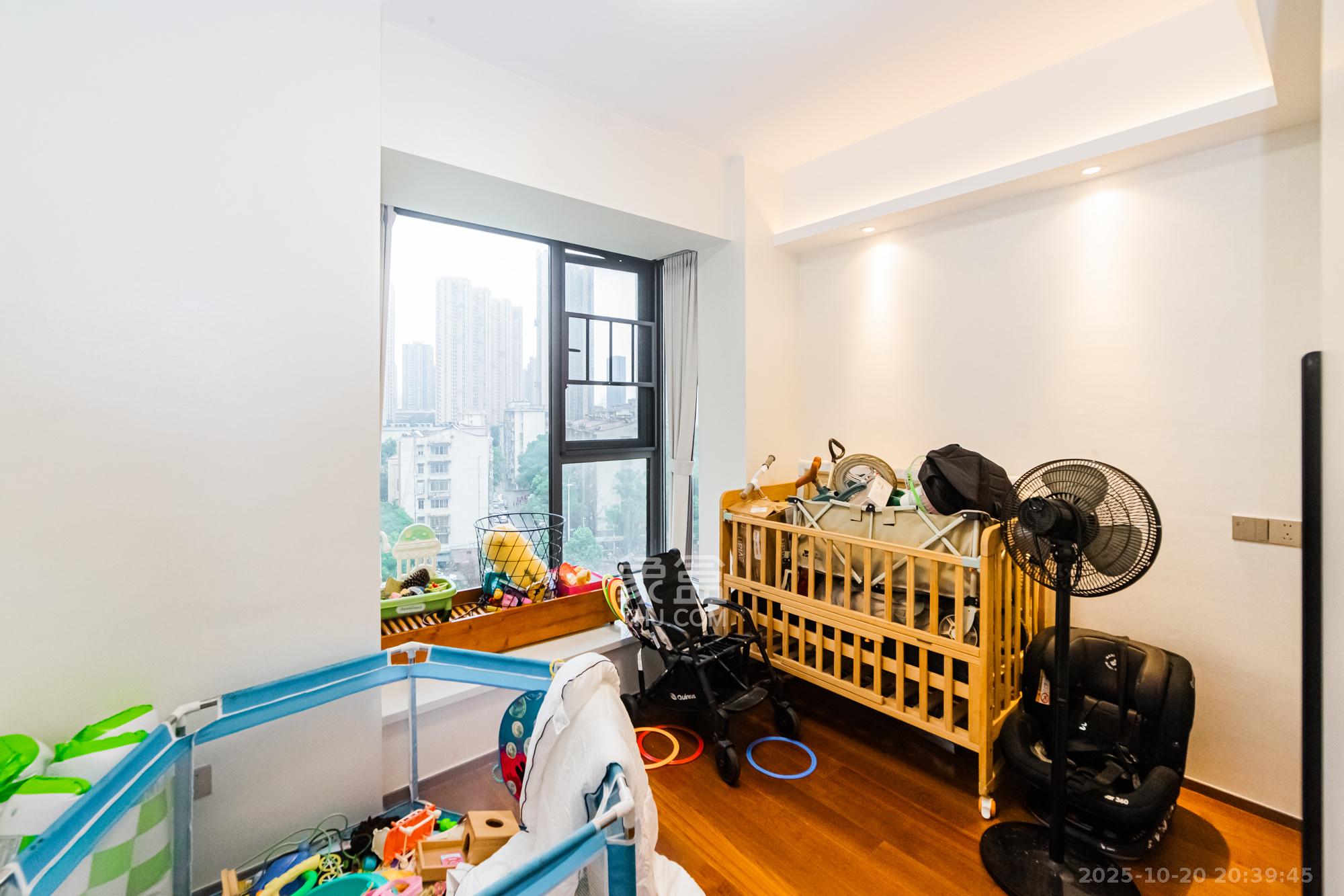 北辰瀚江府  4室2厅2卫    340.0万卧室