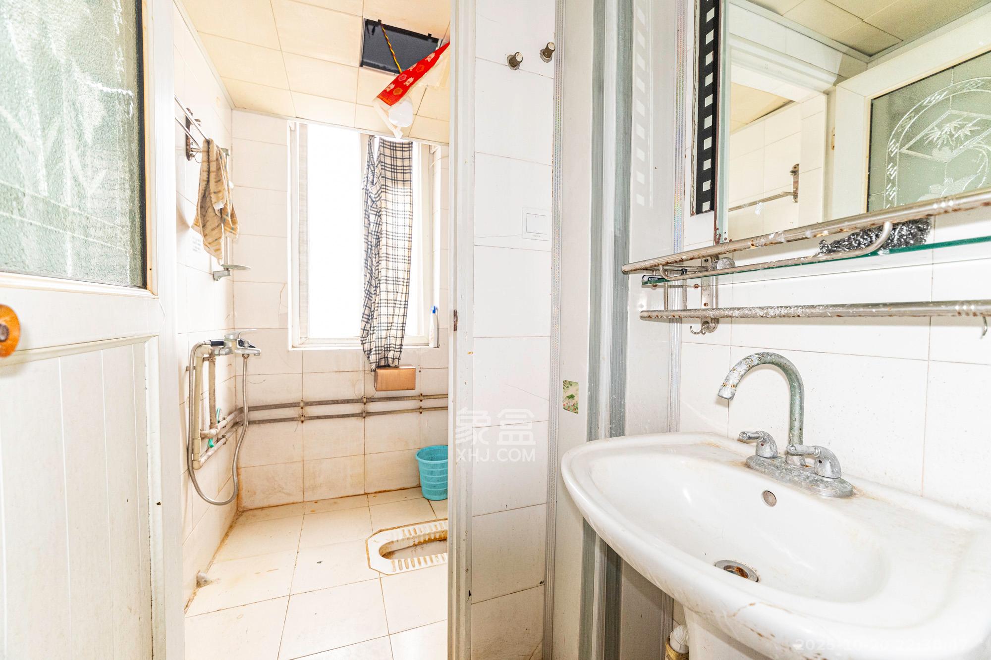 湘绣城  2室1厅1卫    27.0万卫生间