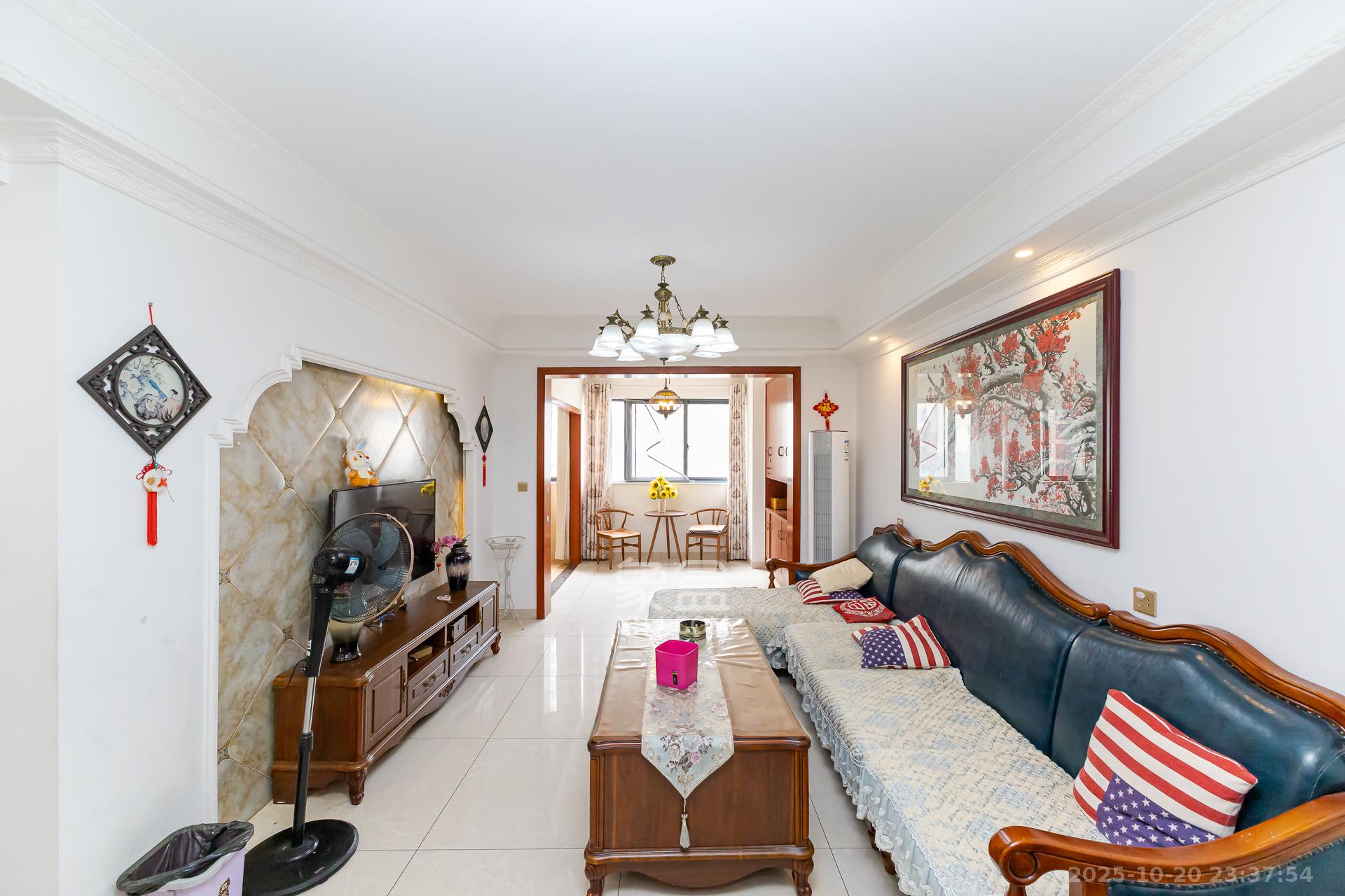 明发国际城  2室2厅1卫    65.8万客厅