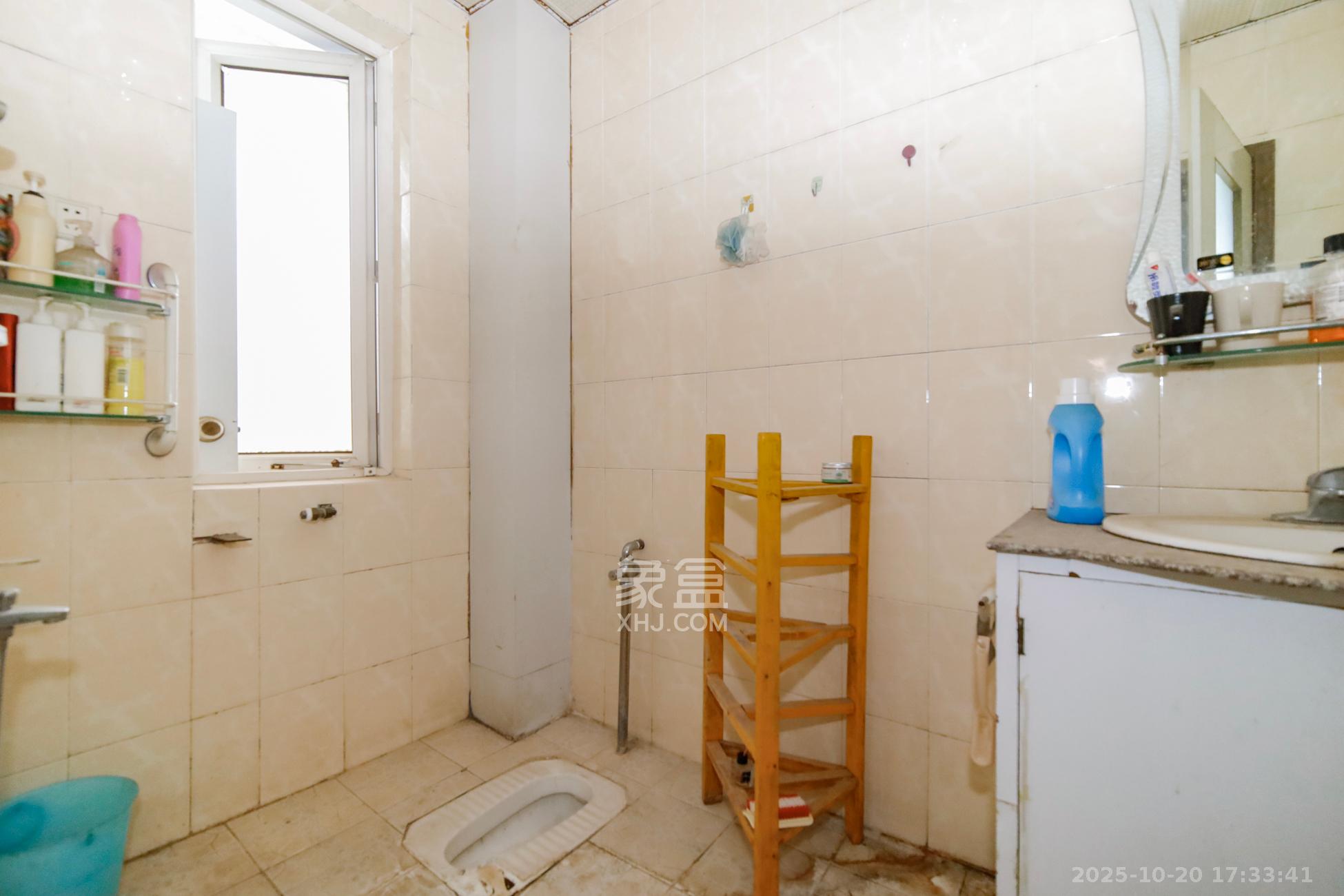 融城花苑  5室2厅3卫    95.0万卫生间